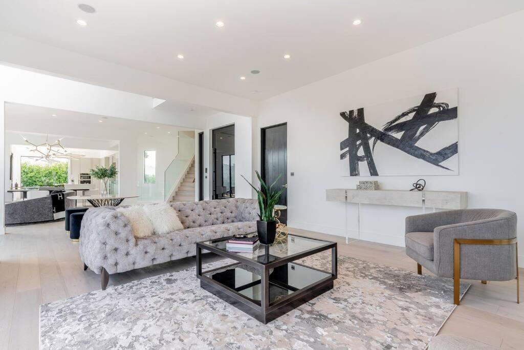 Luxurious Villa in BH Pool, Spa, Theater, Views
