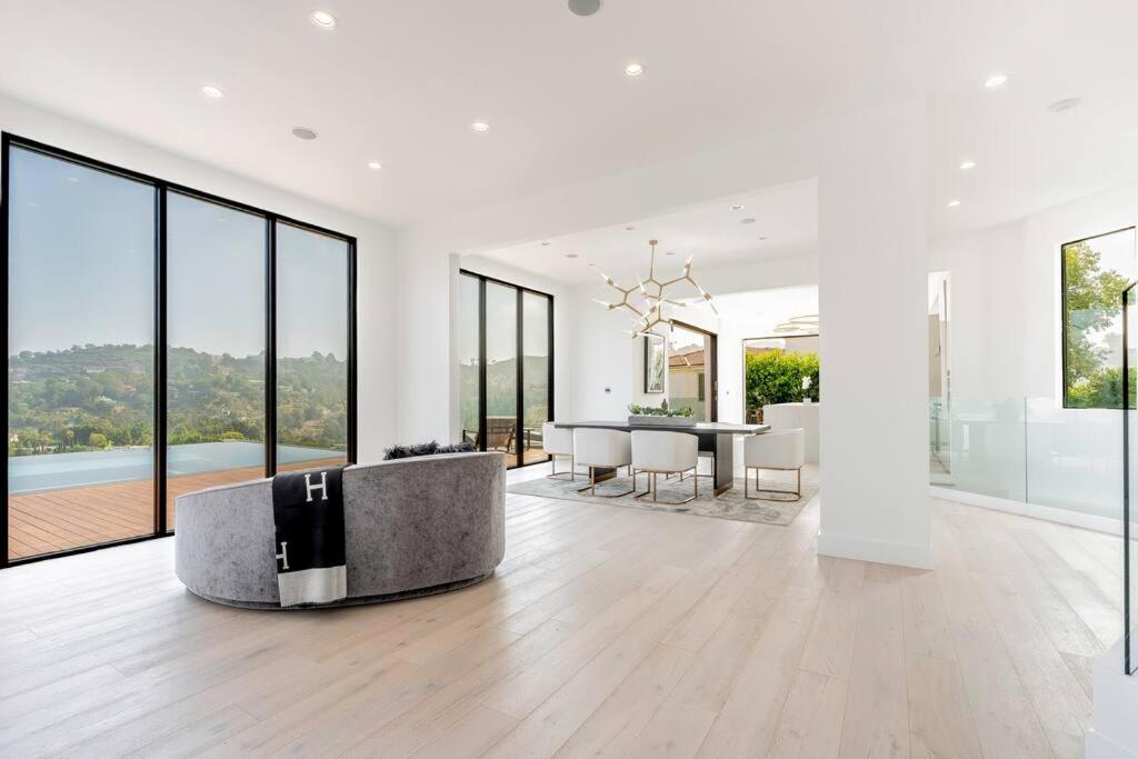 Luxurious Villa in BH Pool, Spa, Theater, Views