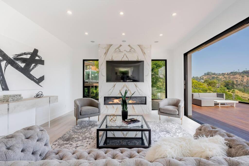 Luxurious Villa in BH Pool, Spa, Theater, Views