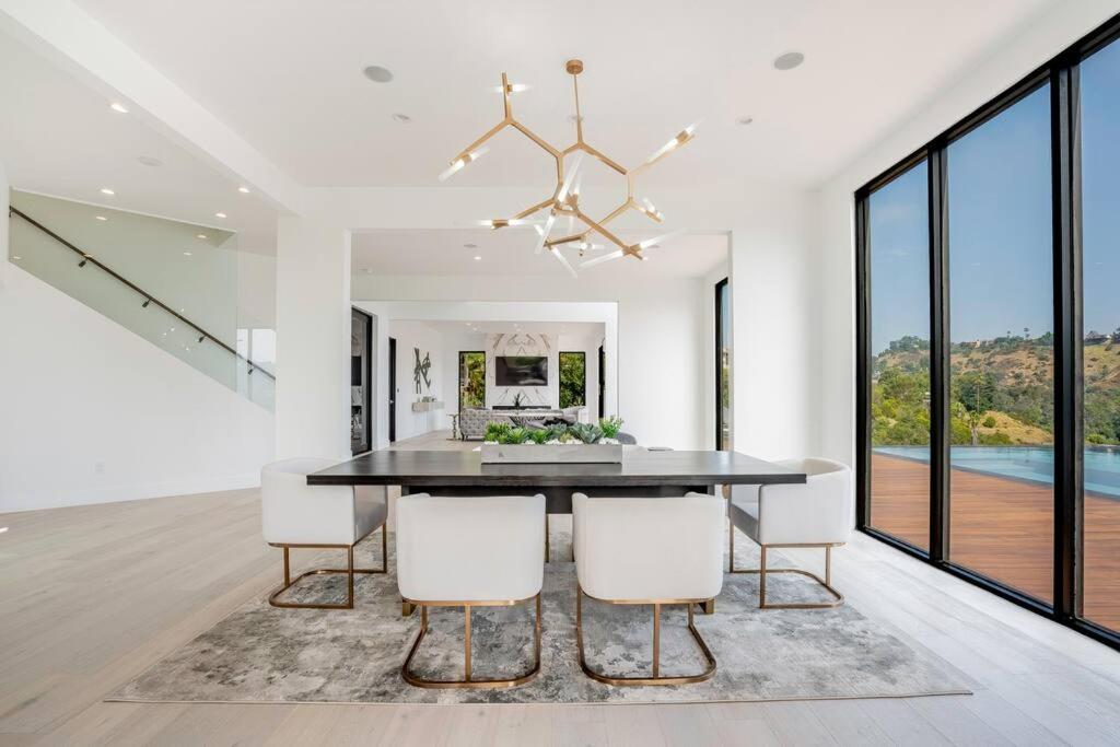 Luxurious Villa in BH Pool, Spa, Theater, Views