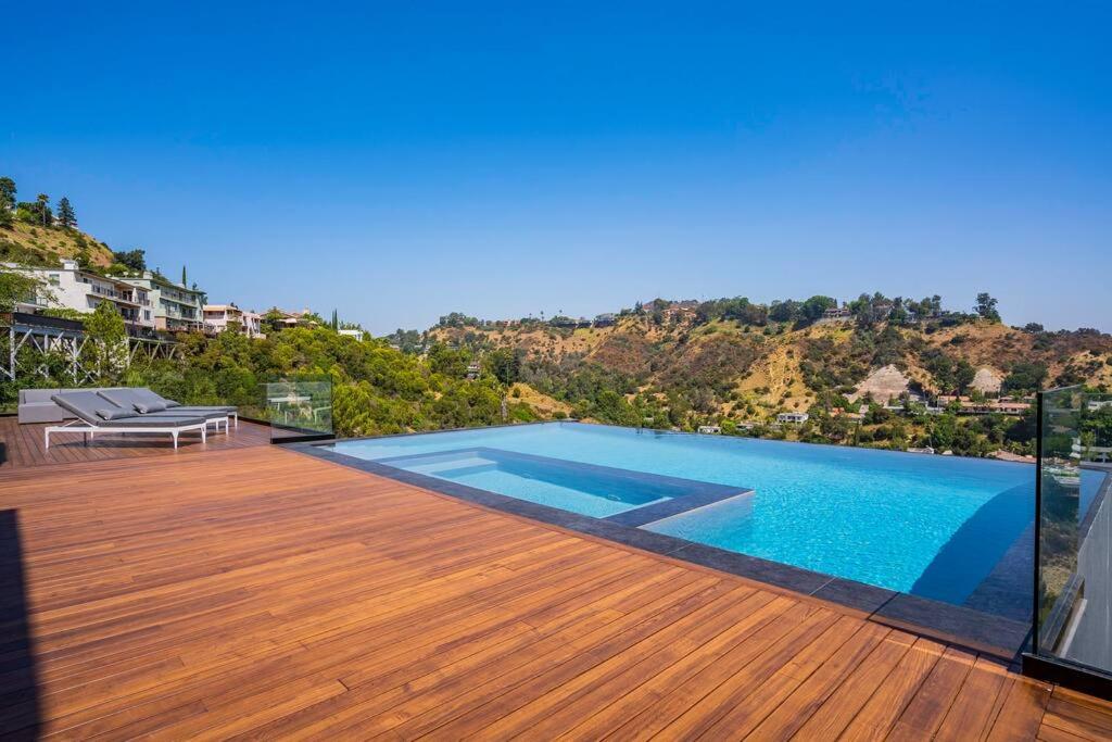 Luxurious Villa in BH Pool, Spa, Theater, Views