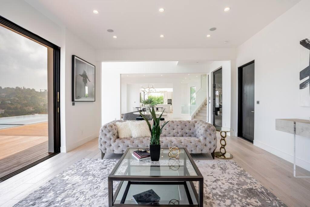 Luxurious Villa in BH Pool, Spa, Theater, Views