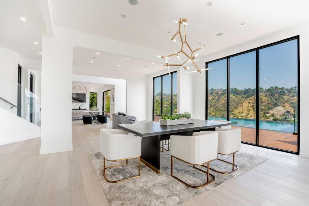 Luxurious Villa in BH Pool, Spa, Theater, Views