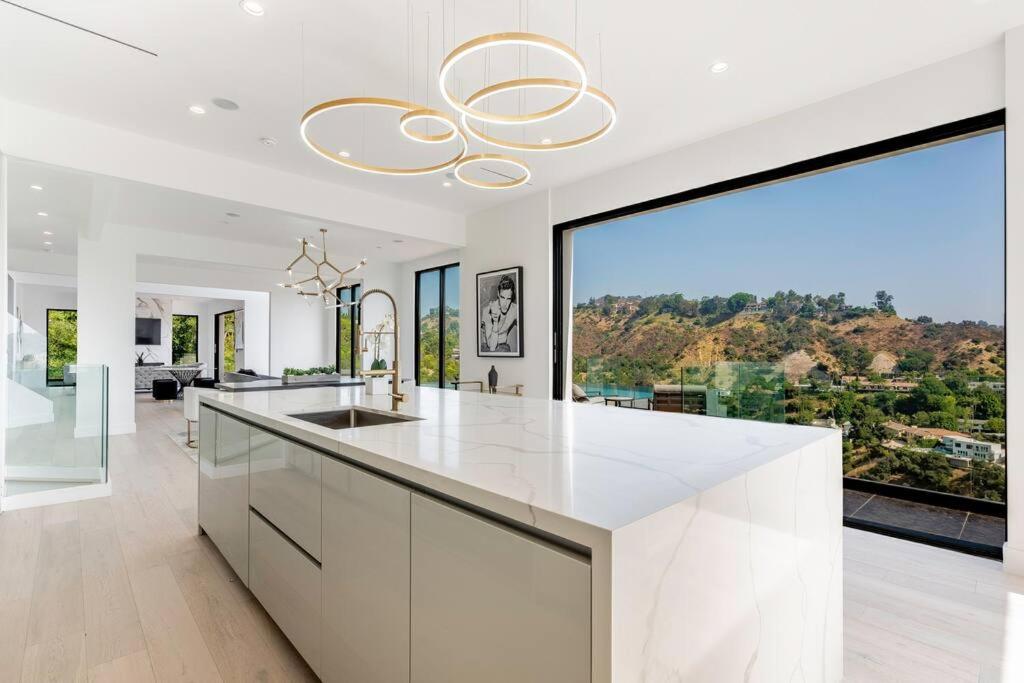 Luxurious Villa in BH Pool, Spa, Theater, Views