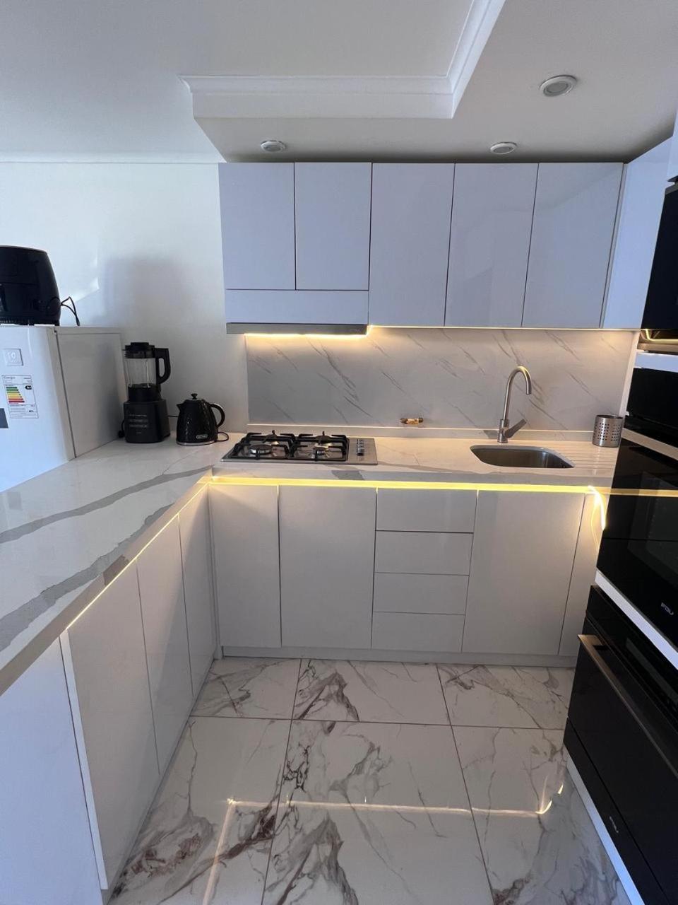 Moderno departamento con dormitorio y terraza con vista al mar y parrilla en Reñaca