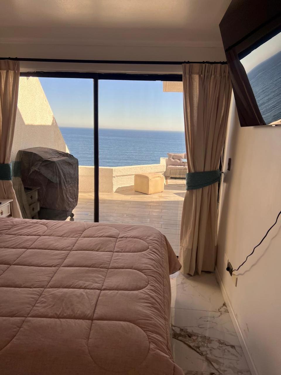 Moderno departamento con dormitorio y terraza con vista al mar y parrilla en Reñaca
