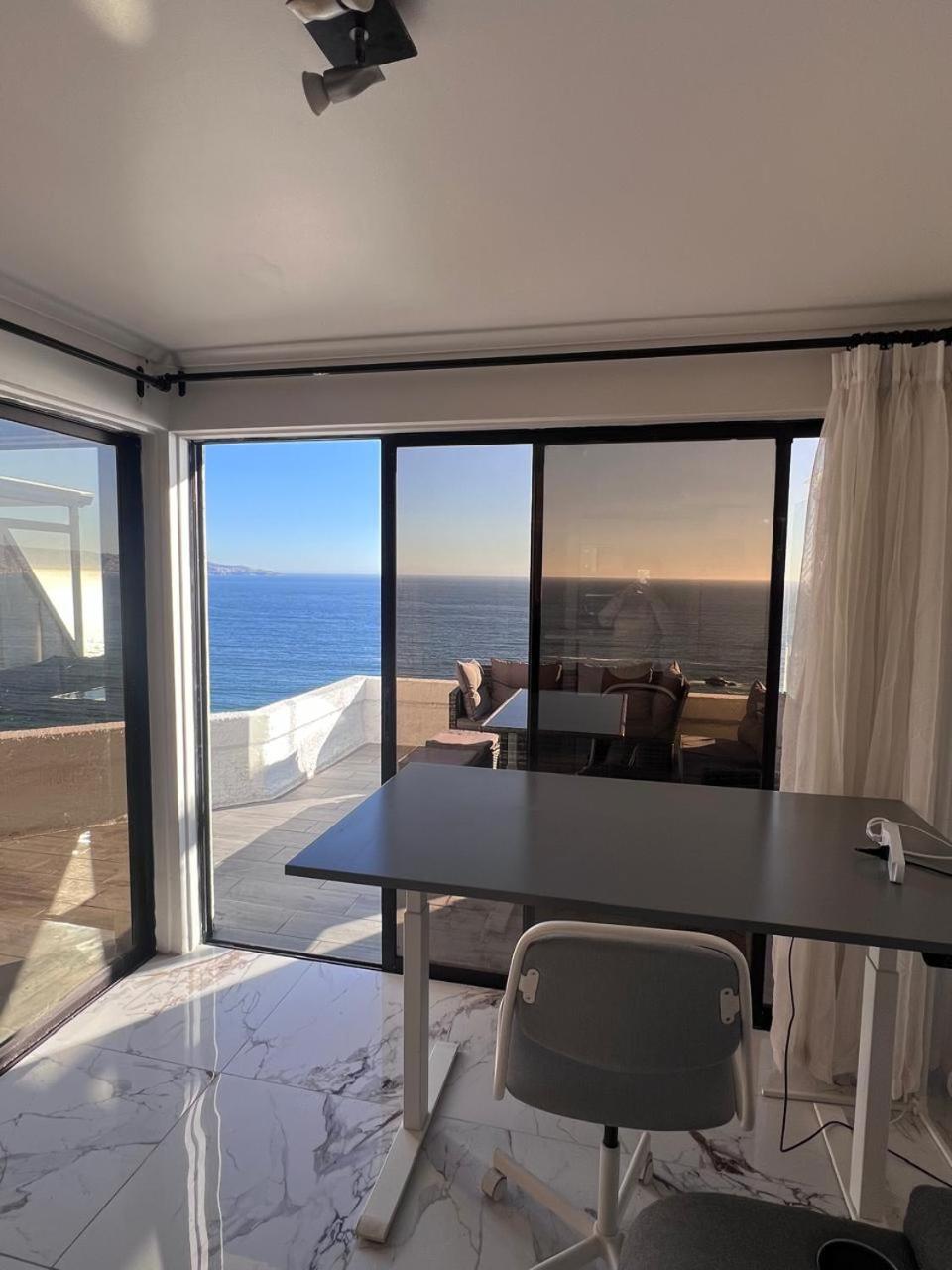 Moderno departamento con dormitorio y terraza con vista al mar y parrilla en Reñaca