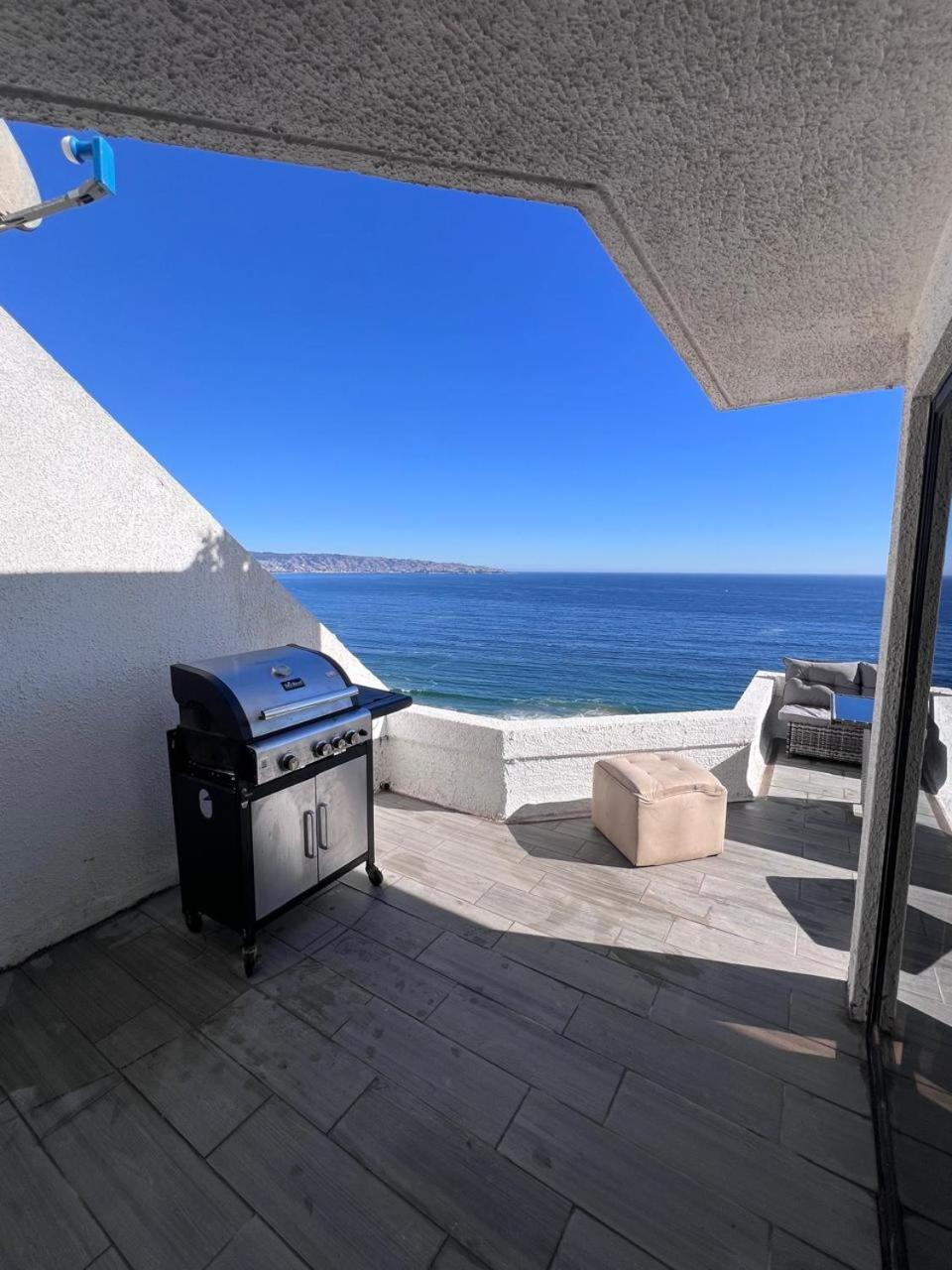 Moderno departamento con dormitorio y terraza con vista al mar y parrilla en Reñaca