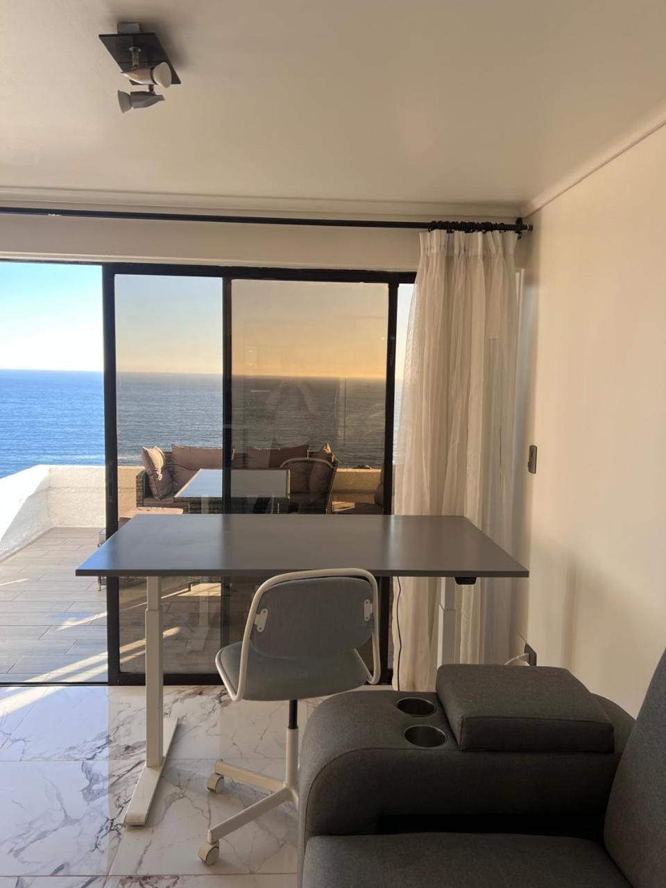 Moderno departamento con dormitorio y terraza con vista al mar y parrilla en Reñaca