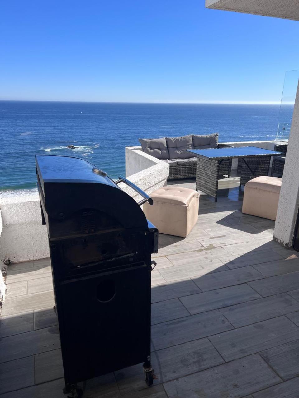 Moderno departamento con dormitorio y terraza con vista al mar y parrilla en Reñaca