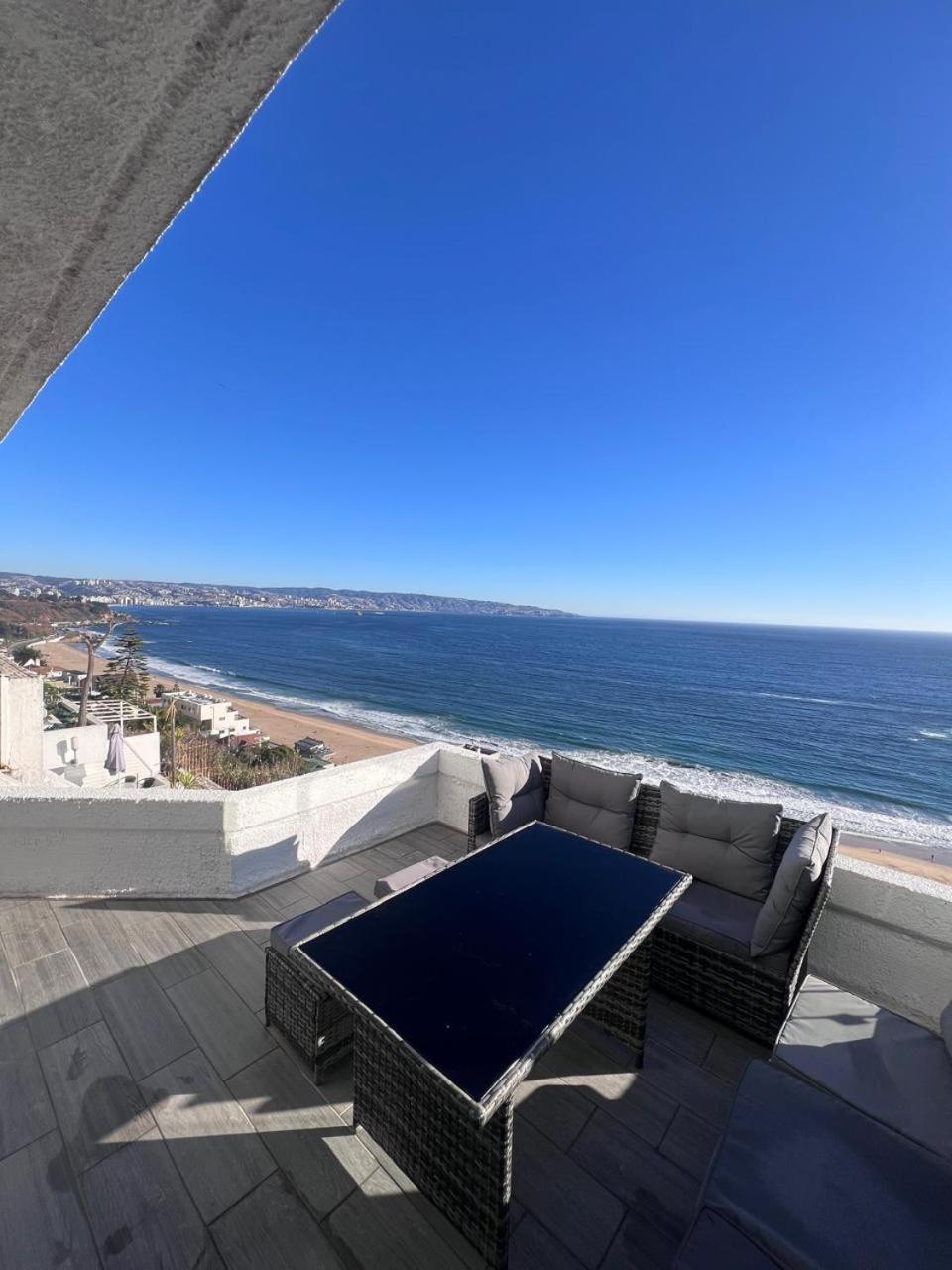 Moderno departamento con dormitorio y terraza con vista al mar y parrilla en Reñaca