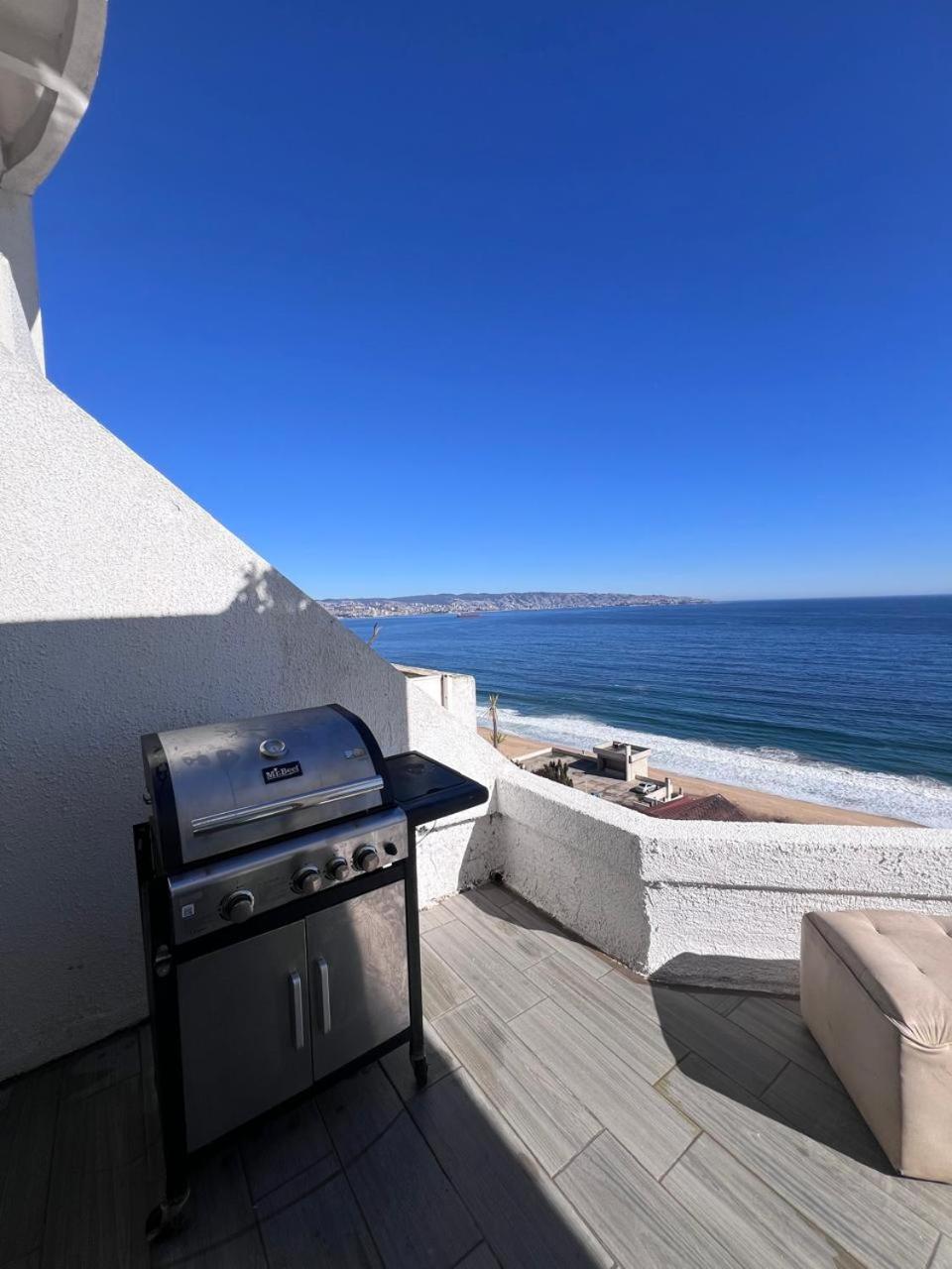 Moderno departamento con dormitorio y terraza con vista al mar y parrilla en Reñaca