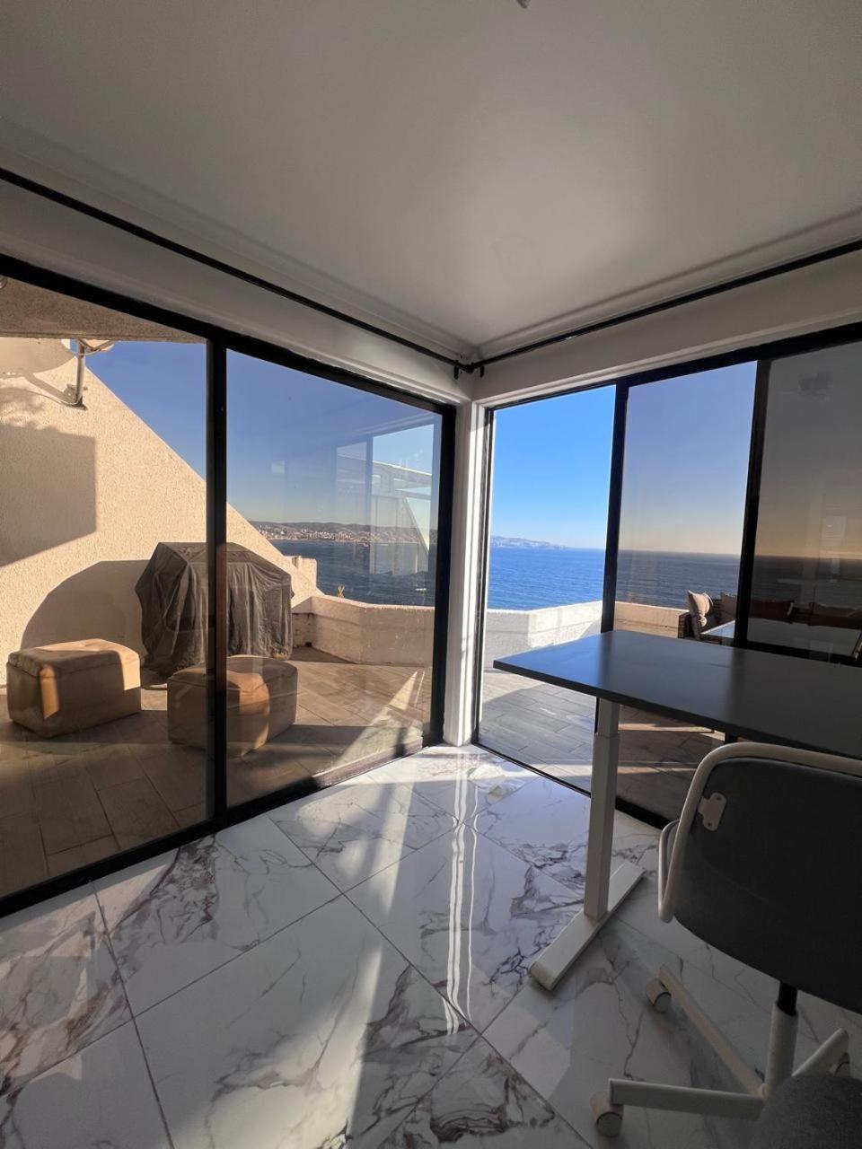 Moderno departamento con dormitorio y terraza con vista al mar y parrilla en Reñaca