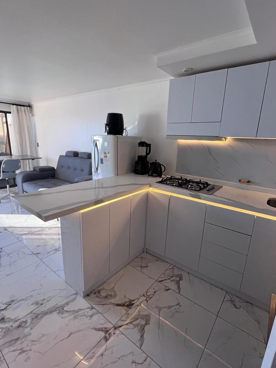 Moderno departamento con dormitorio y terraza con vista al mar y parrilla en Reñaca
