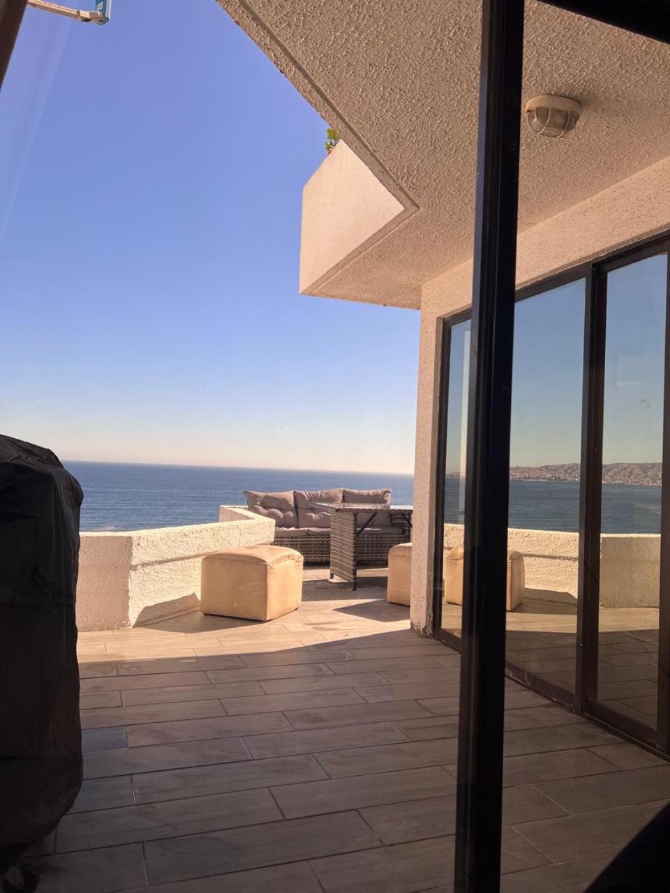 Moderno departamento con dormitorio y terraza con vista al mar y parrilla en Reñaca