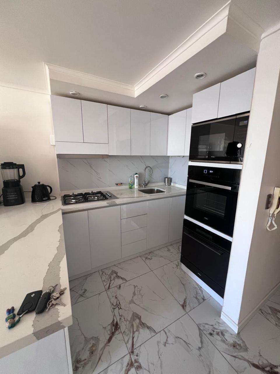 Moderno departamento con dormitorio y terraza con vista al mar y parrilla en Reñaca