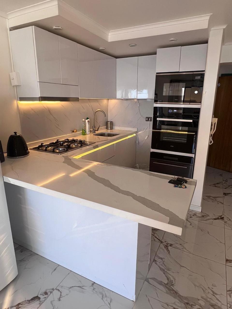 Moderno departamento con dormitorio y terraza con vista al mar y parrilla en Reñaca