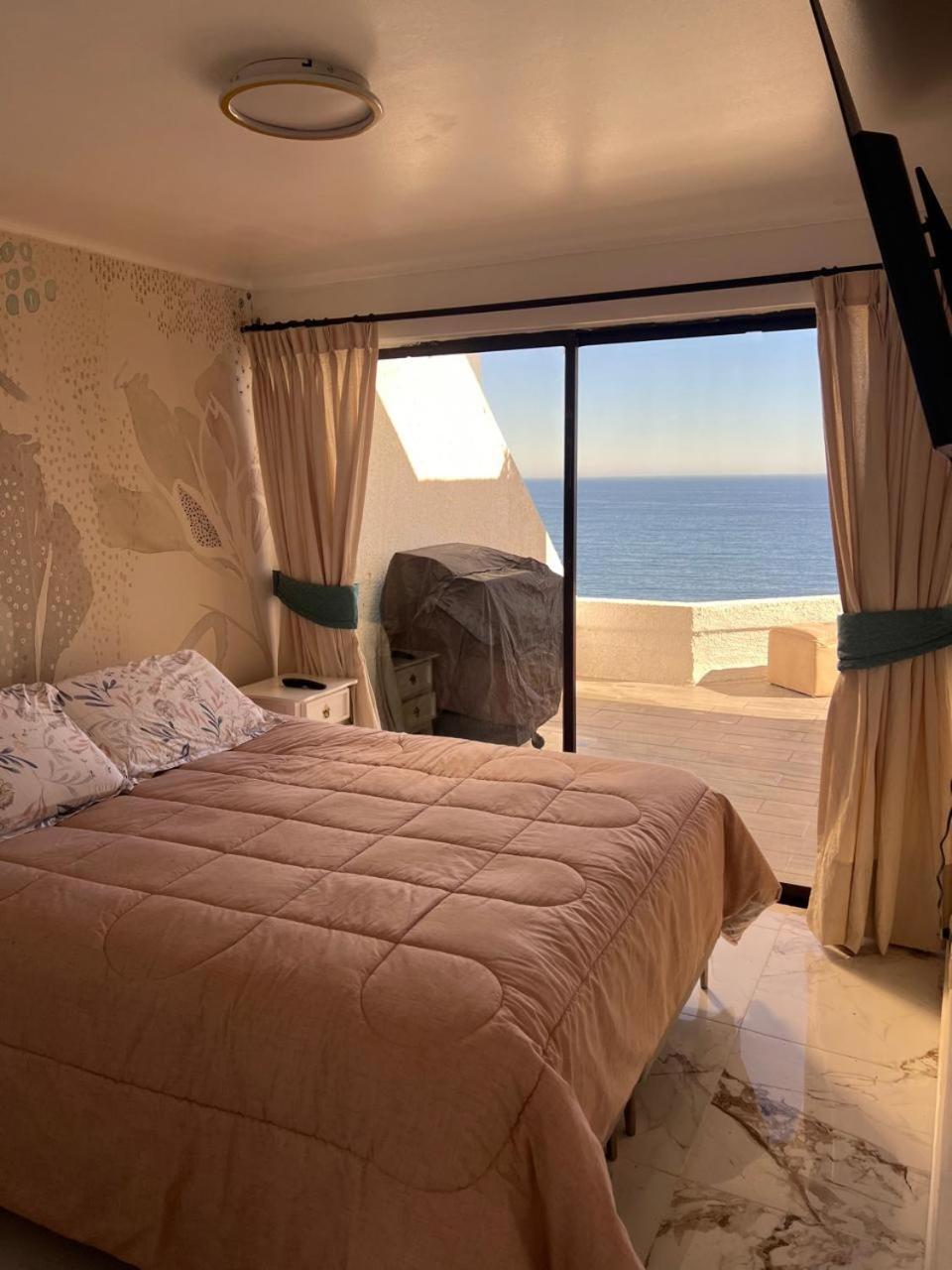 Moderno departamento con dormitorio y terraza con vista al mar y parrilla en Reñaca