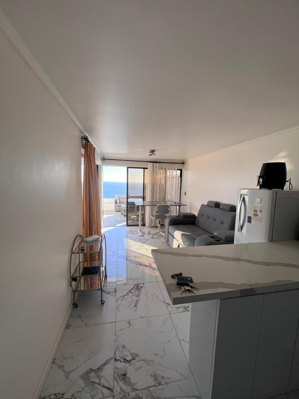 Moderno departamento con dormitorio y terraza con vista al mar y parrilla en Reñaca