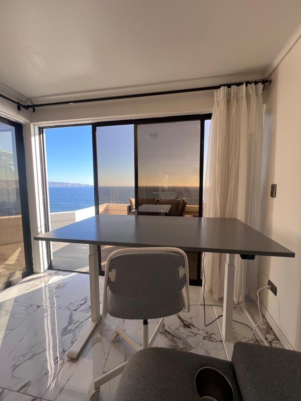 Moderno departamento con dormitorio y terraza con vista al mar y parrilla en Reñaca