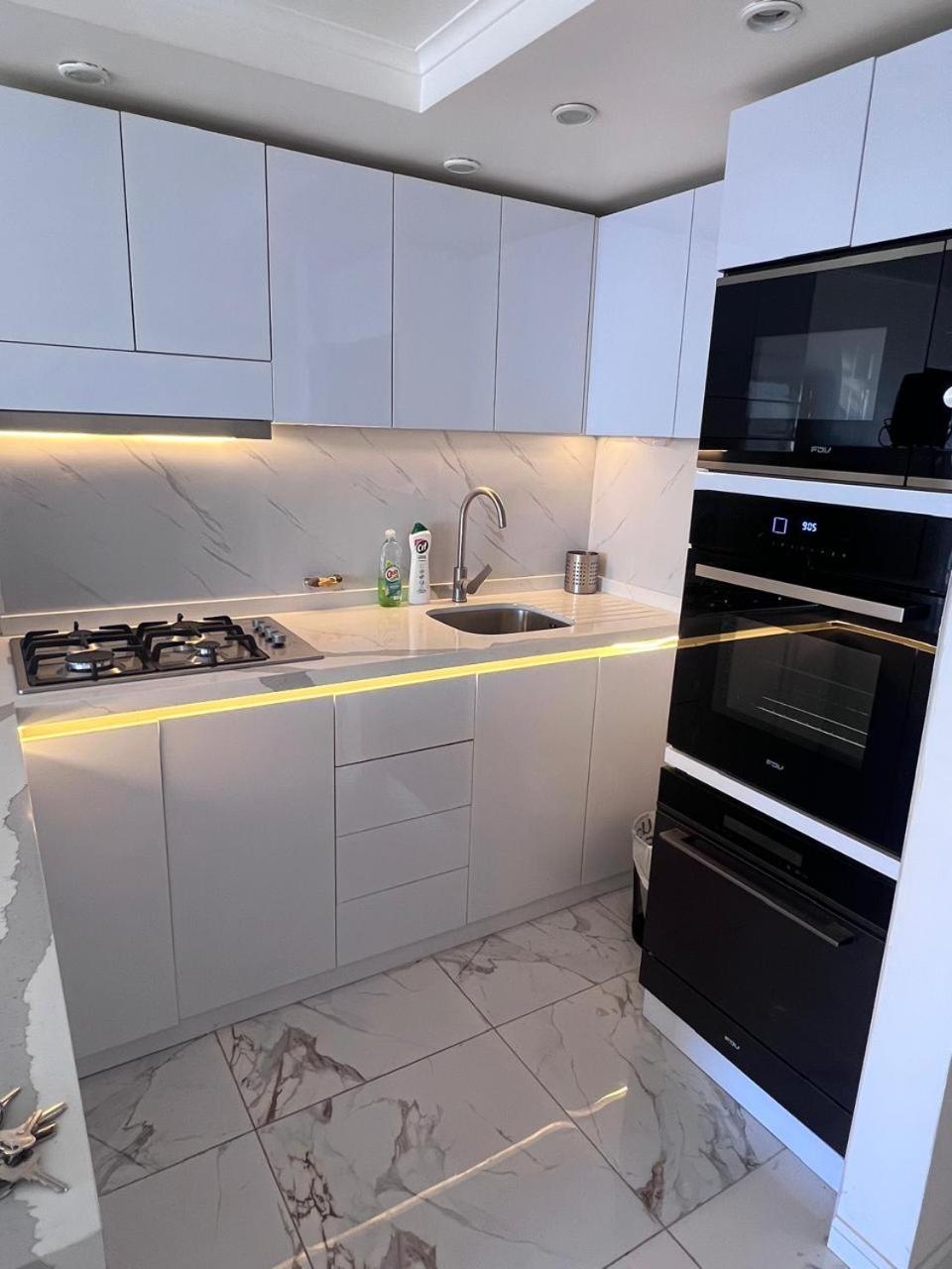 Moderno departamento con dormitorio y terraza con vista al mar y parrilla en Reñaca