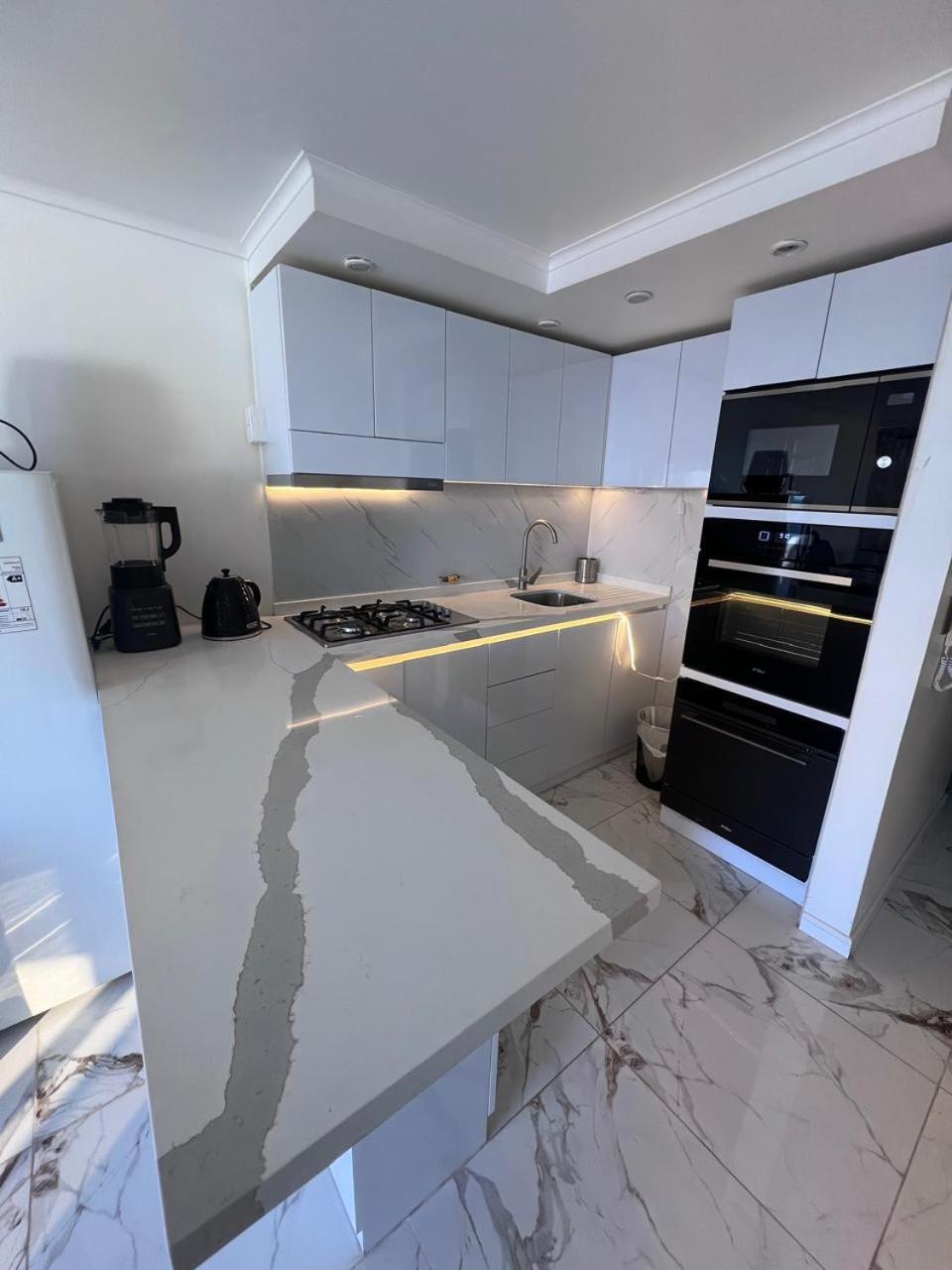 Moderno departamento con dormitorio y terraza con vista al mar y parrilla en Reñaca