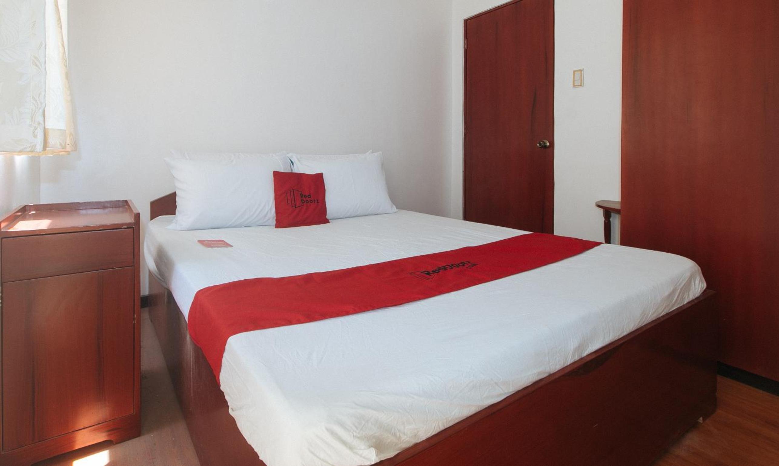 RedDoorz @ Sun Miles Condominium