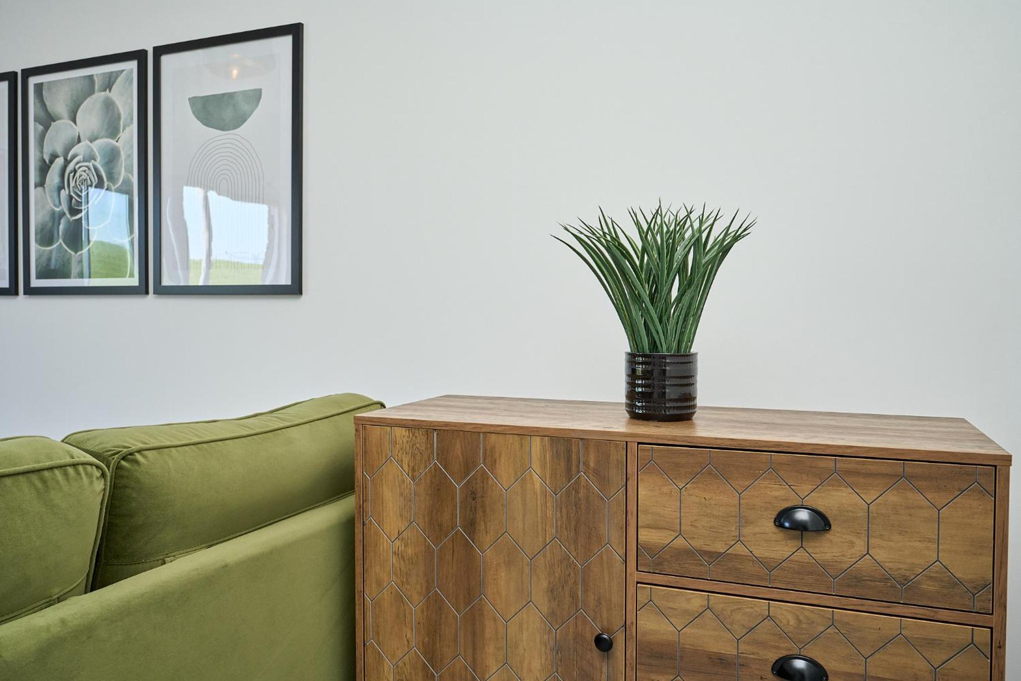 Riviera View - A Stunning Large 1 Bed Apt - Private Parking - 5 Mins To Beach - Dog Friendly - Close To Ventnor, Shanklin & Sandown - Ideal For Friends, Fa view 2