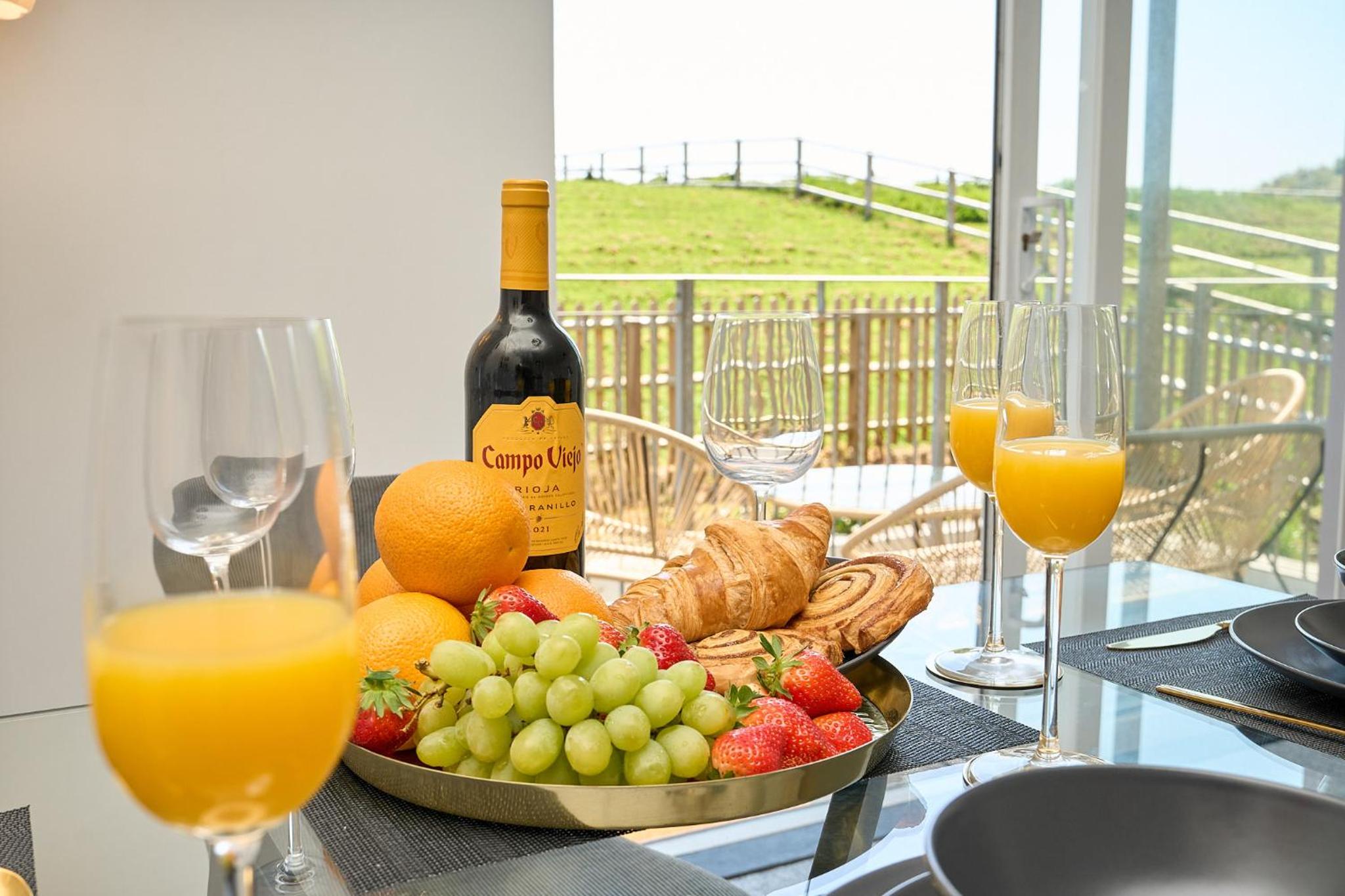 Riviera View - A Stunning Large 1 Bed Apt - Private Parking - 5 Mins To Beach - Dog Friendly - Close To Ventnor, Shanklin & Sandown - Ideal For Friends, Fa view 3