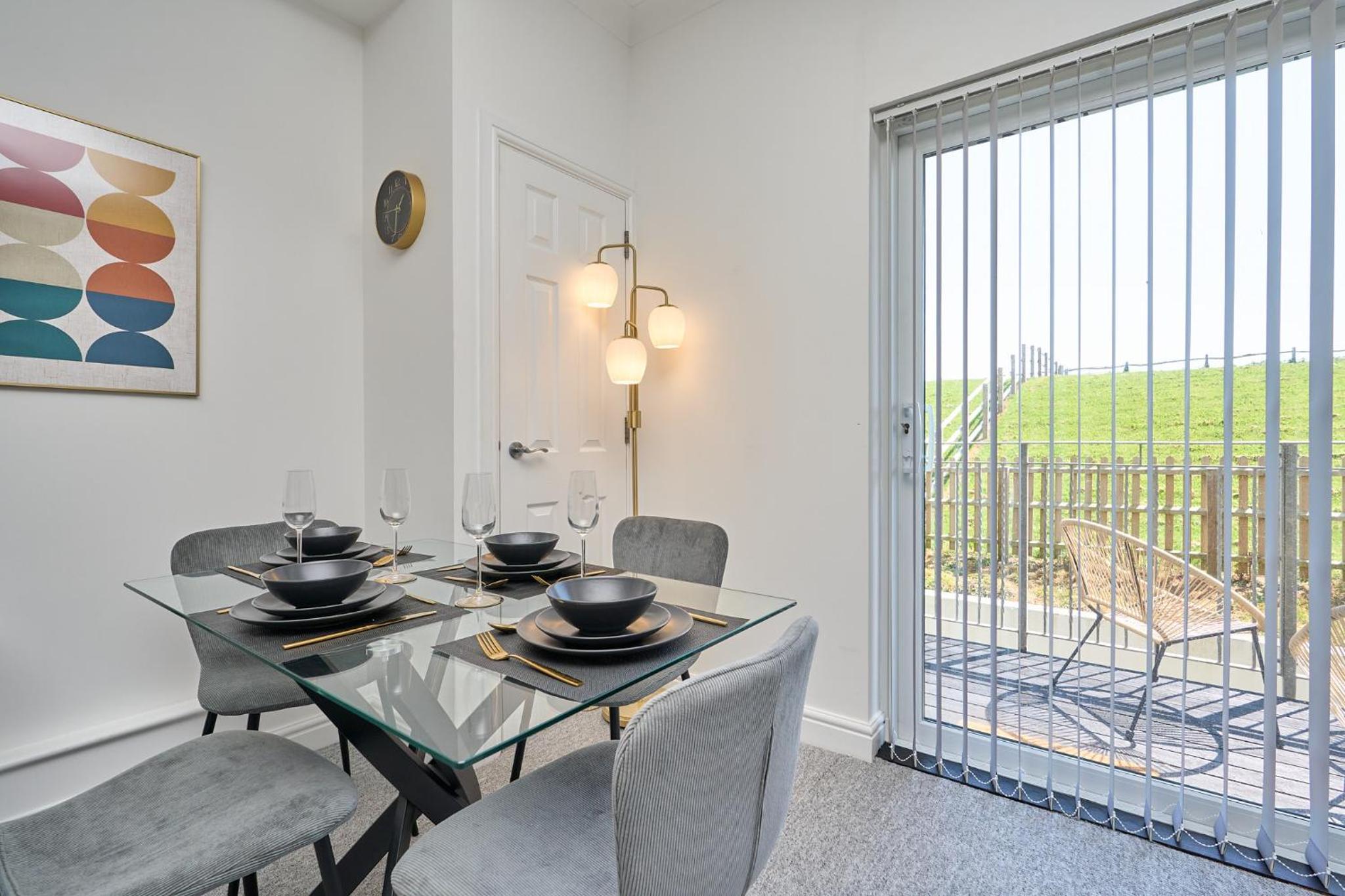 Riviera View - A Stunning Large 1 Bed Apt - Private Parking - 5 Mins To Beach - Dog Friendly - Close To Ventnor, Shanklin & Sandown - Ideal For Friends, Fa view 4