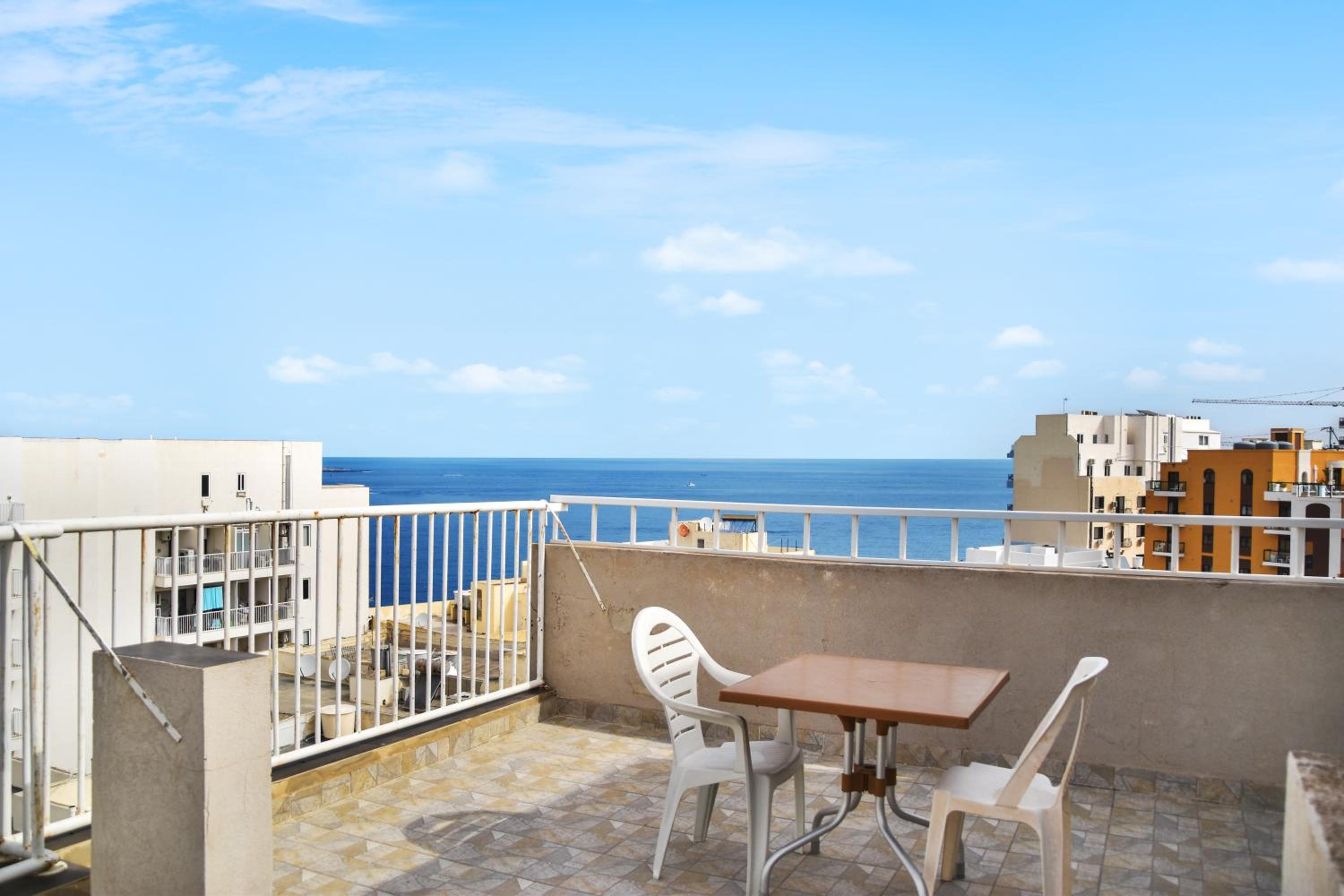 Cosy, Spacious & Sunlit 2BR Penthouse - Close to Bugibba Square & Seafront photo 5