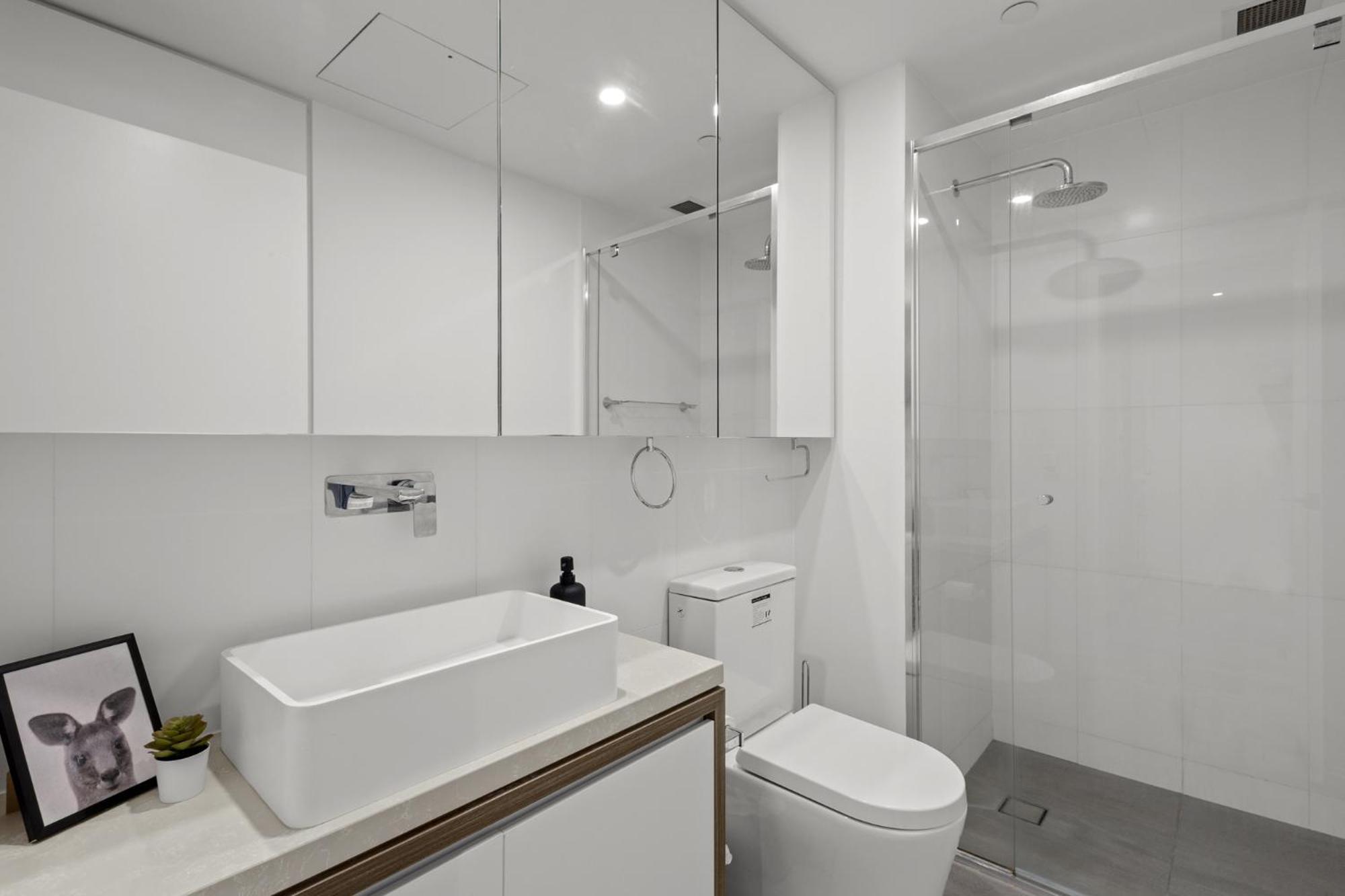 City High-Rise 1-Bed with Pool, Gym and Parking