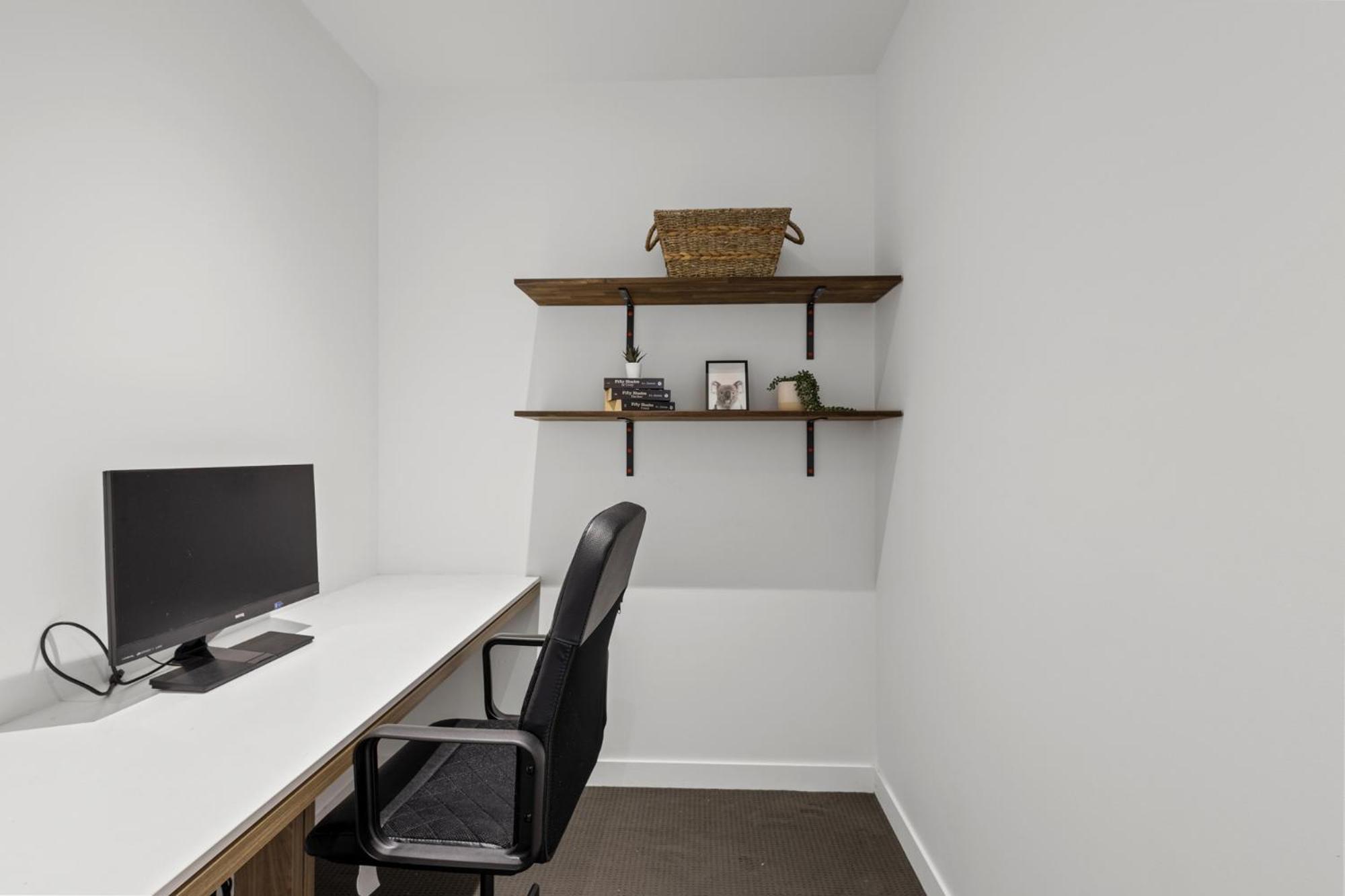 City High-Rise 1-Bed with Pool, Gym and Parking