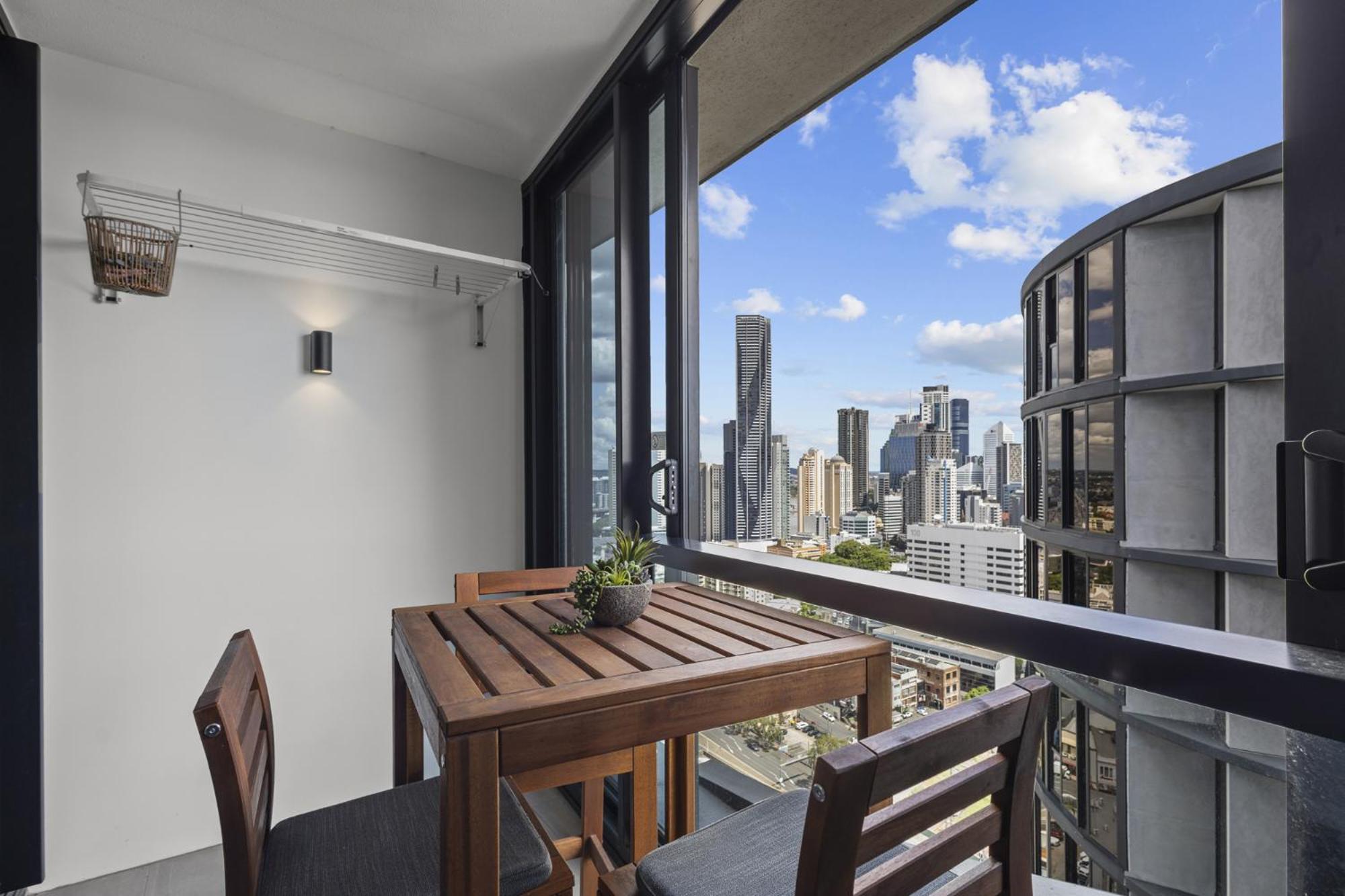 City High-Rise 1-Bed with Pool, Gym and Parking