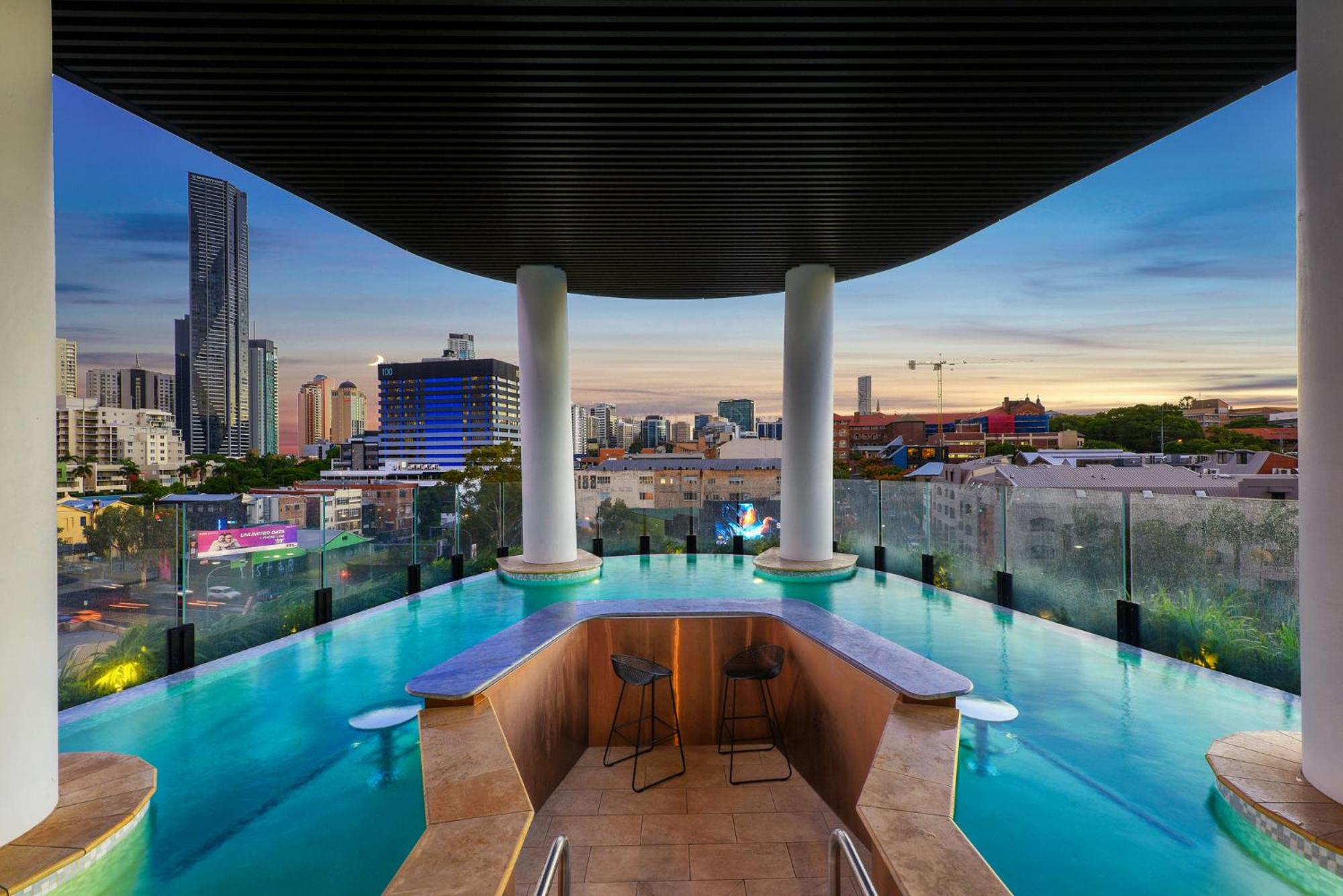 City High-Rise 1-Bed with Pool, Gym and Parking
