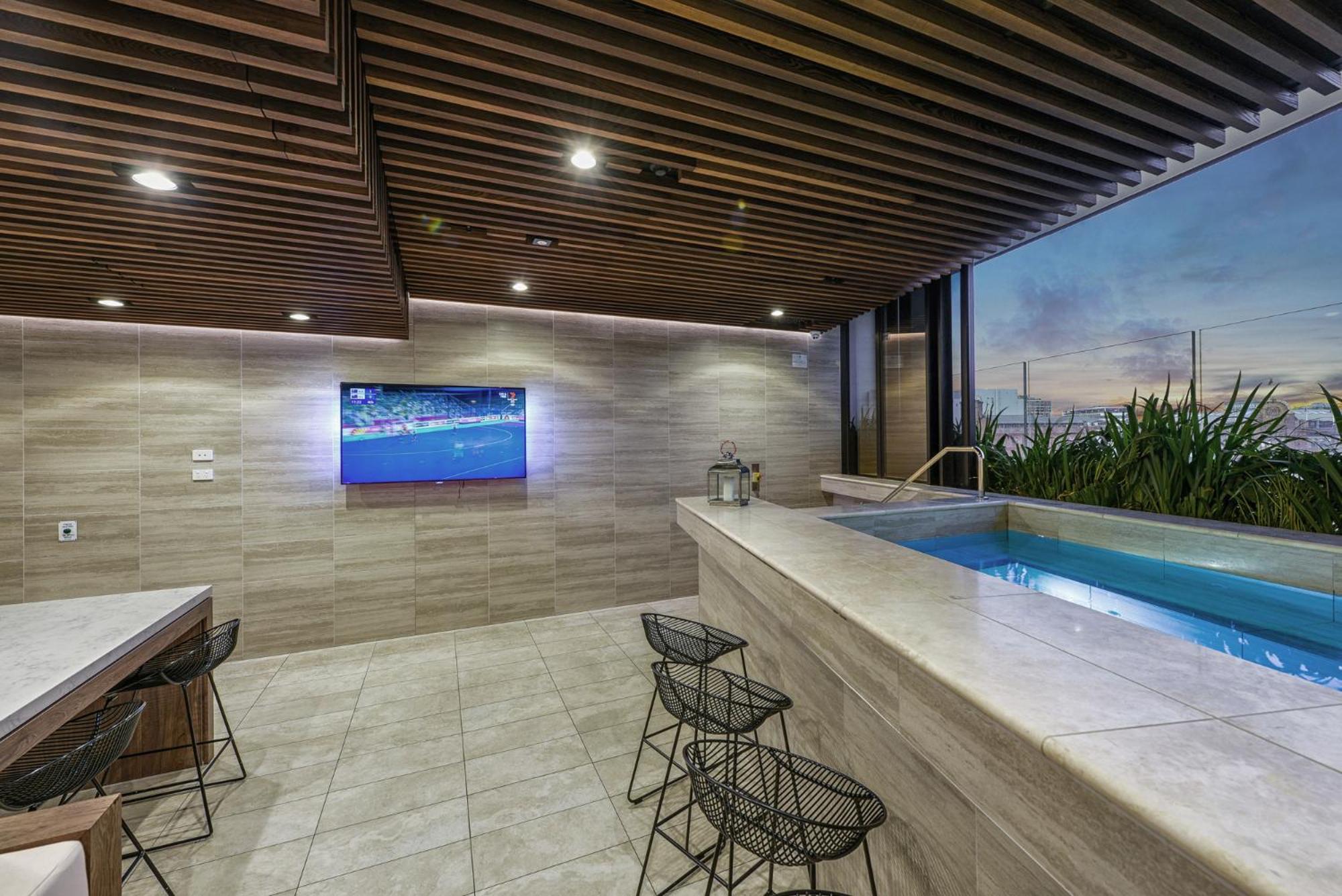 City High-Rise 1-Bed with Pool, Gym and Parking