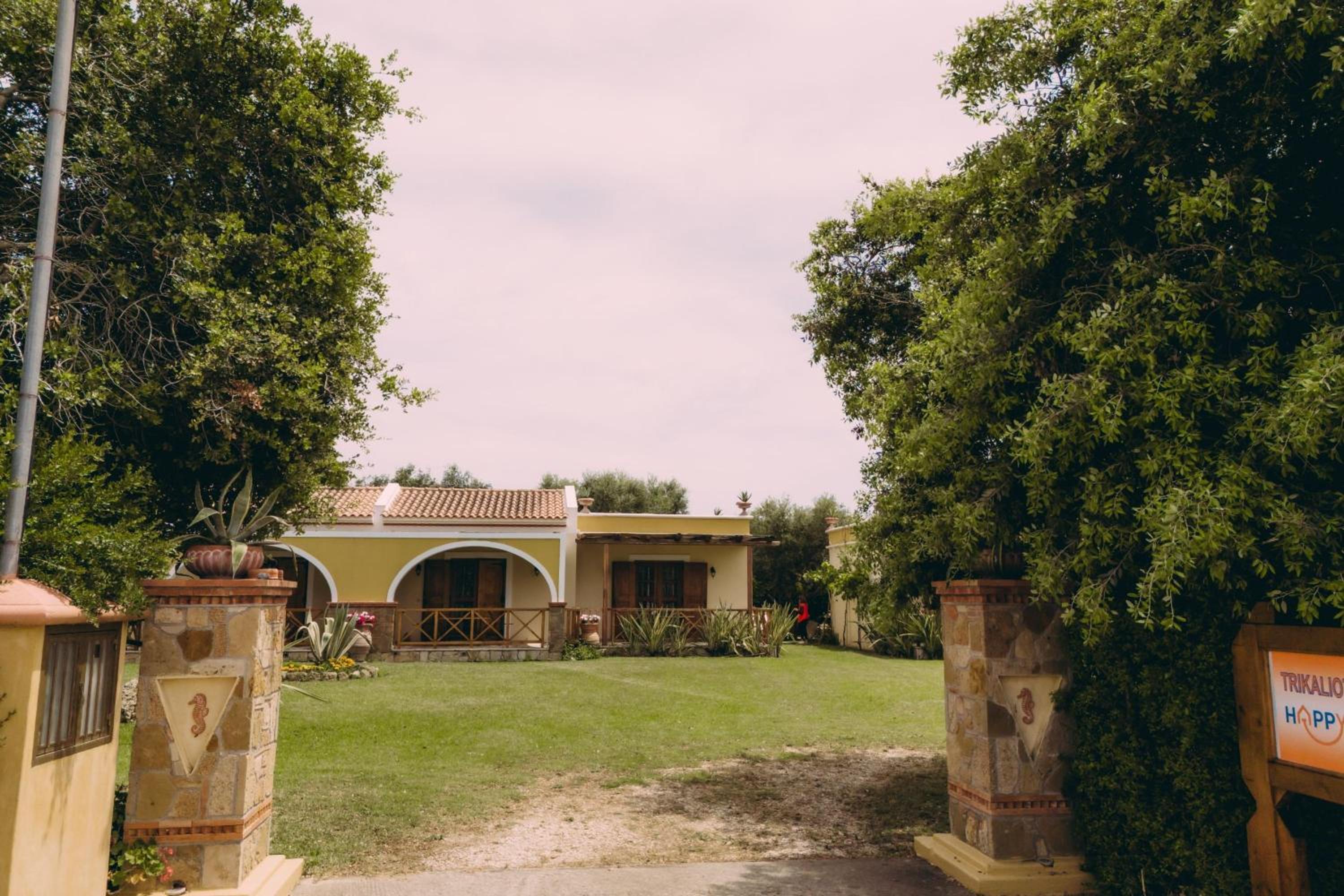 Trikalioti's Lush Estate Apartments