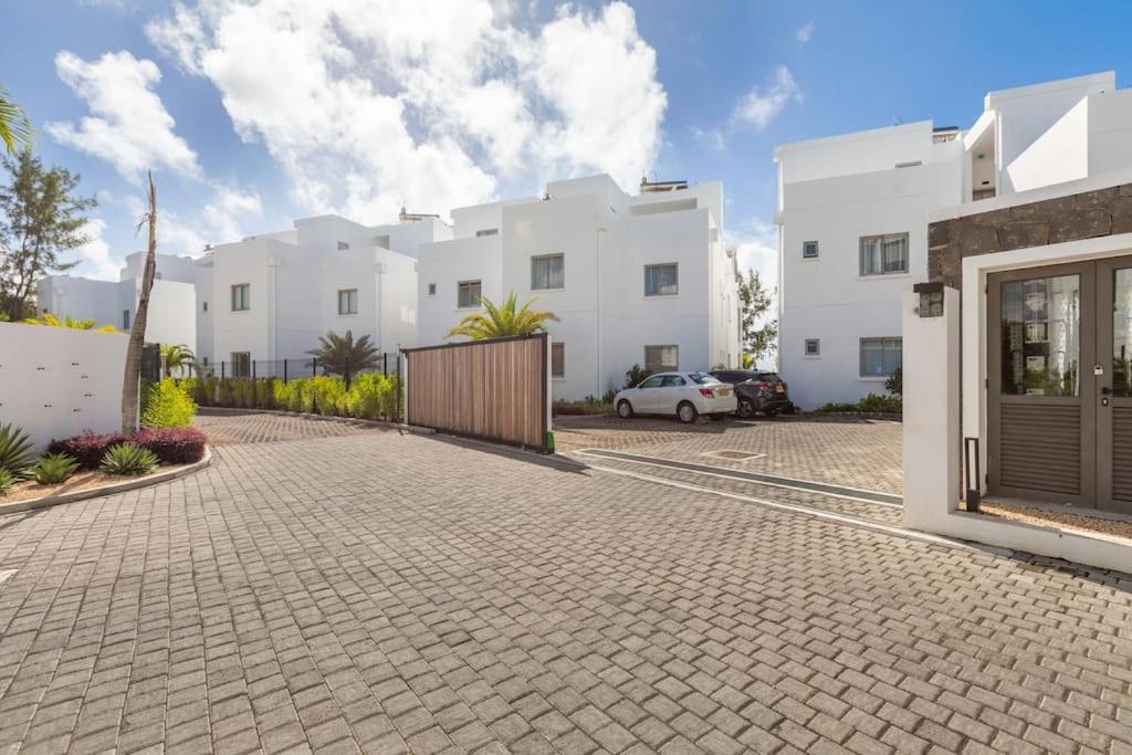 Oceanfront 3BR and 3BA Apartment with beach access view 3