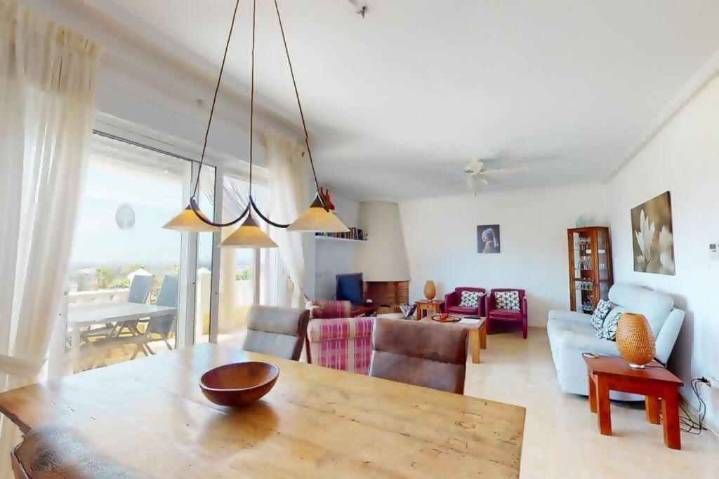 Immaculate bungalow with amazing sea views