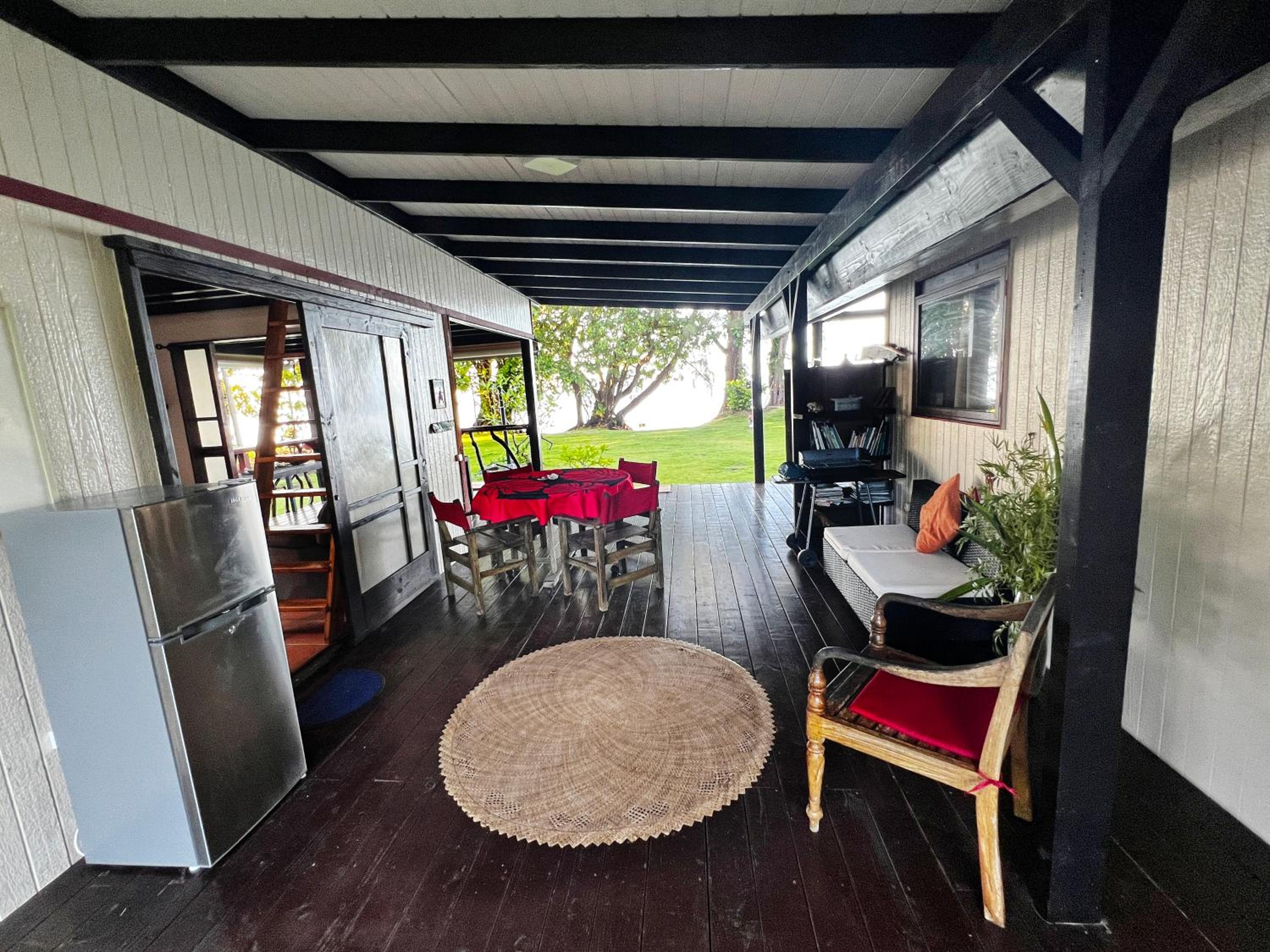 tahiti-bungalow at Teahupoo: beachfront with pountoon and mini pool view 4