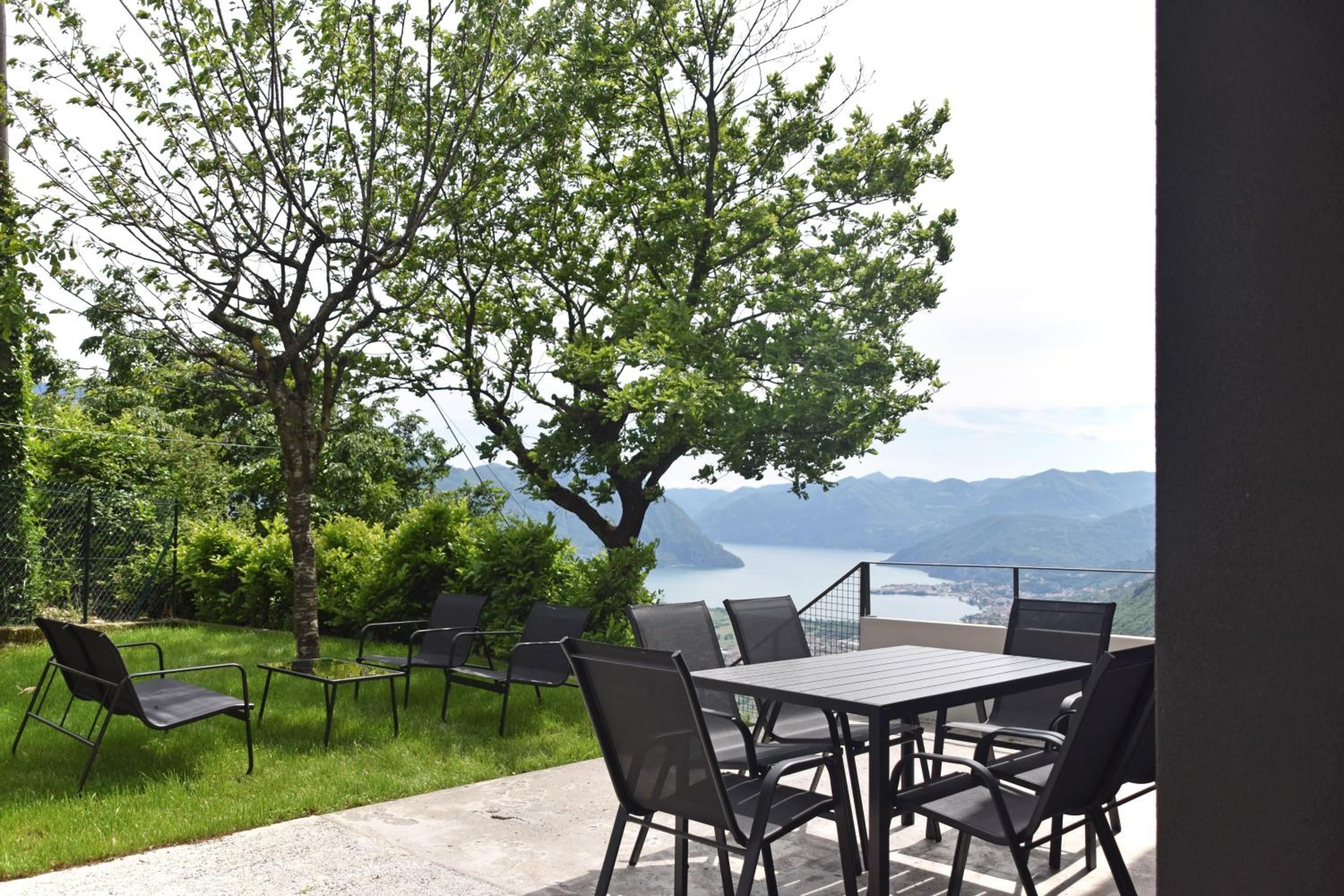 La casa di Cesare en Rogno — balance & terrace