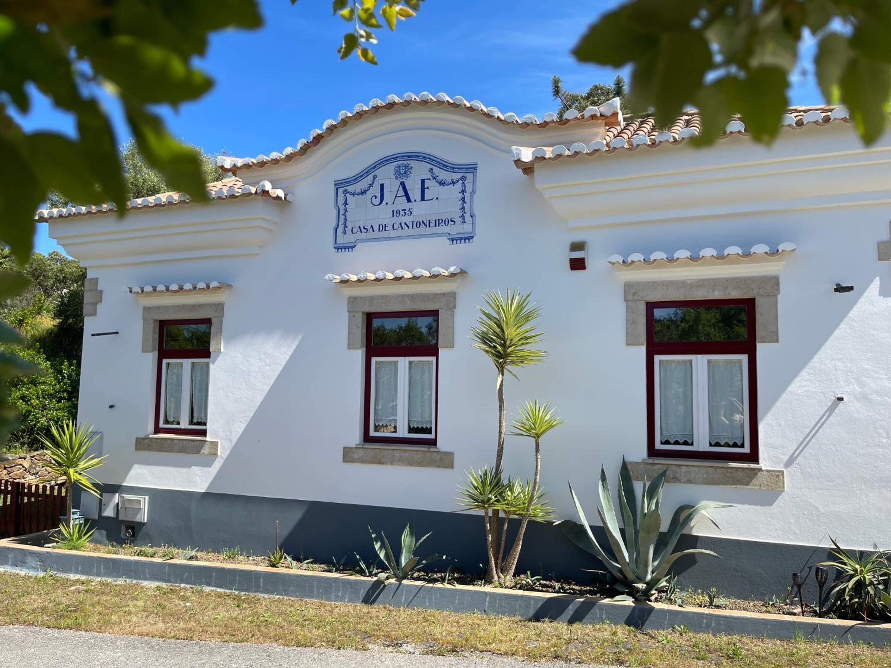 Casa dos Cantoneiros view 2