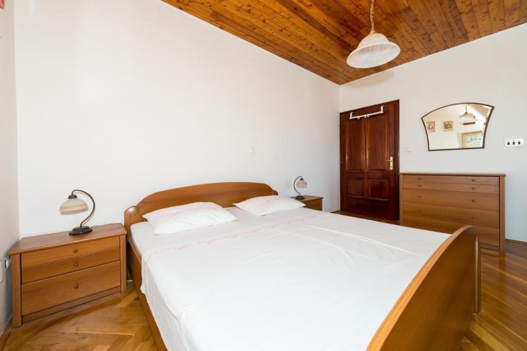 Apartments & Rooms Tapera
