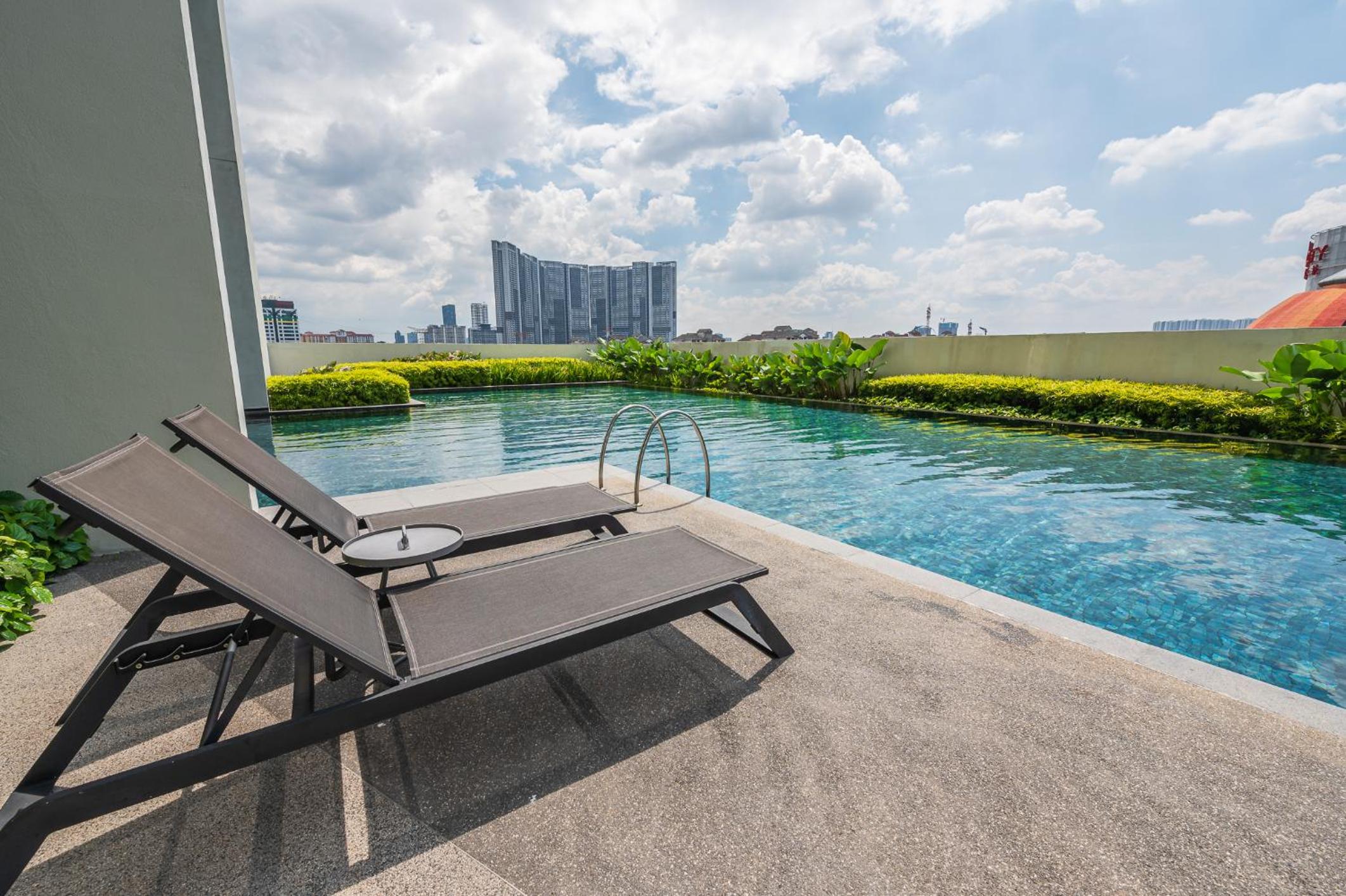 UNA RESIDENCE BY THE CONTS