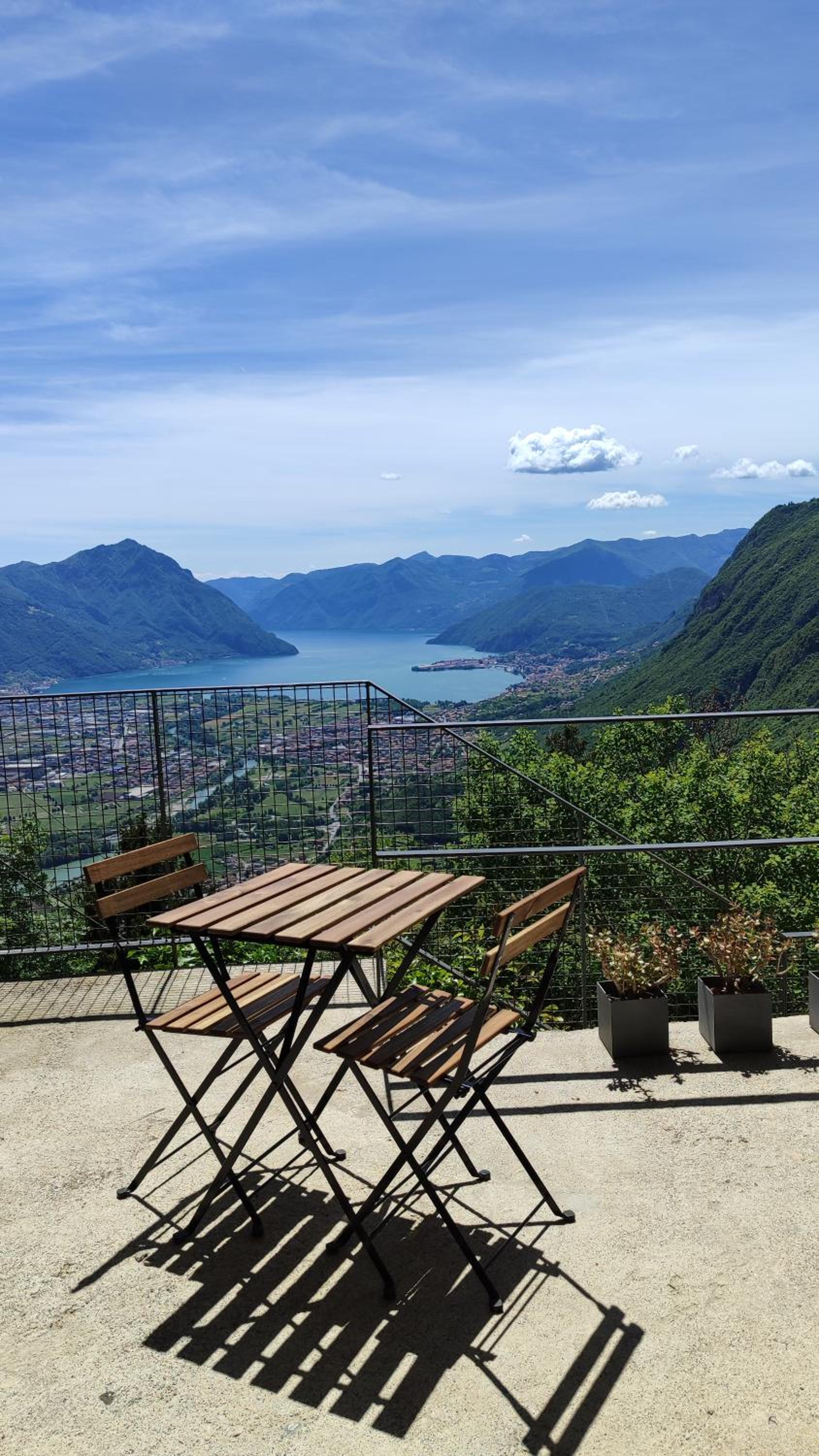 La casa di Cesare en Rogno — balance & terrace