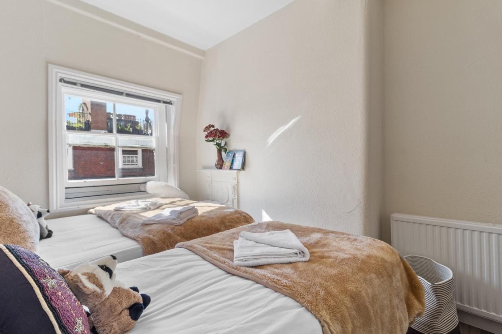 Luxury 2 Bed Apartment in the Heart of Mayfair Your Stylish London Retreat 4th floor no lift