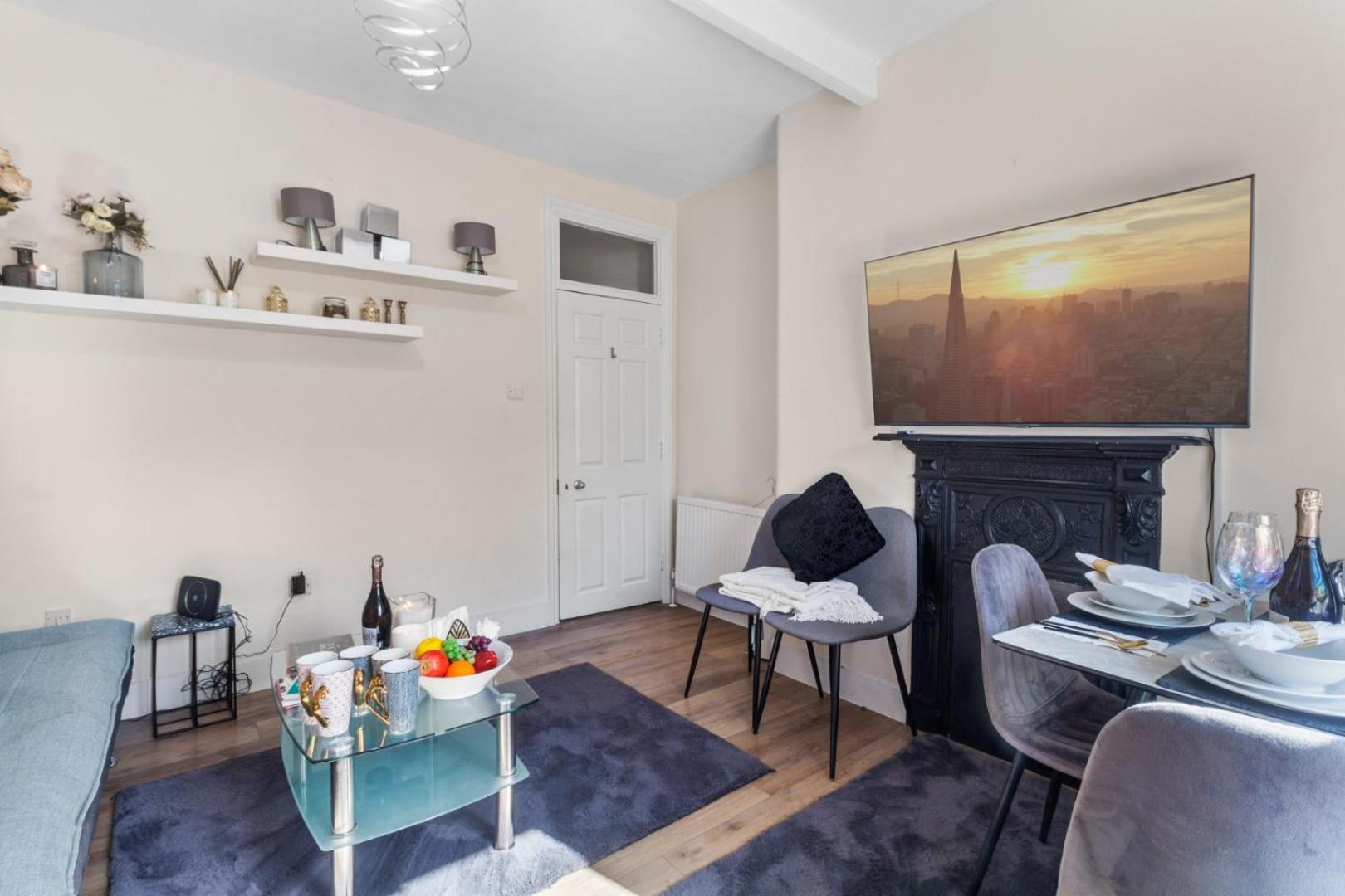 Luxury 2 Bed Apartment in the Heart of Mayfair Your Stylish London Retreat 4th floor no lift