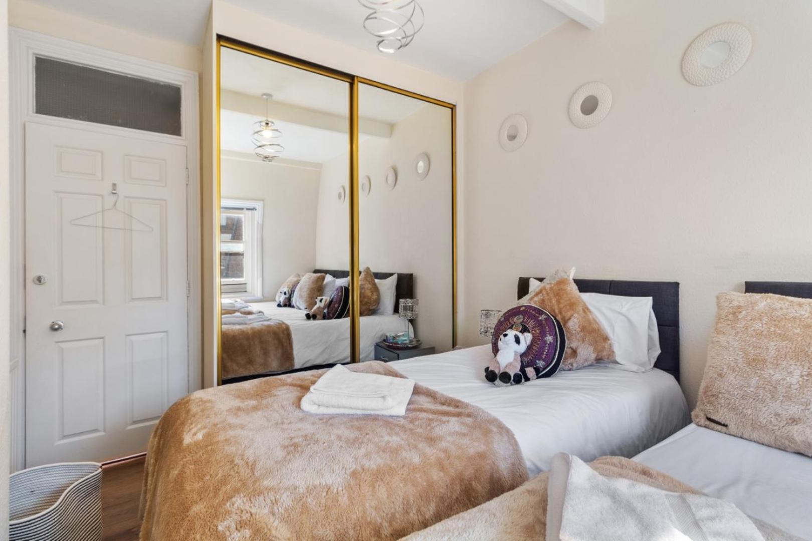 Luxury 2 Bed Apartment in the Heart of Mayfair Your Stylish London Retreat 4th floor no lift