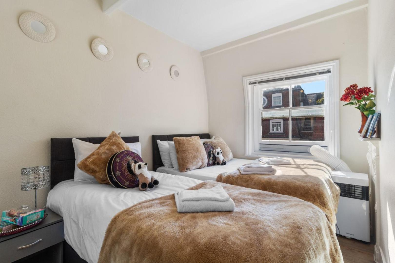 Luxury 2 Bed Apartment in the Heart of Mayfair Your Stylish London Retreat 4th floor no lift