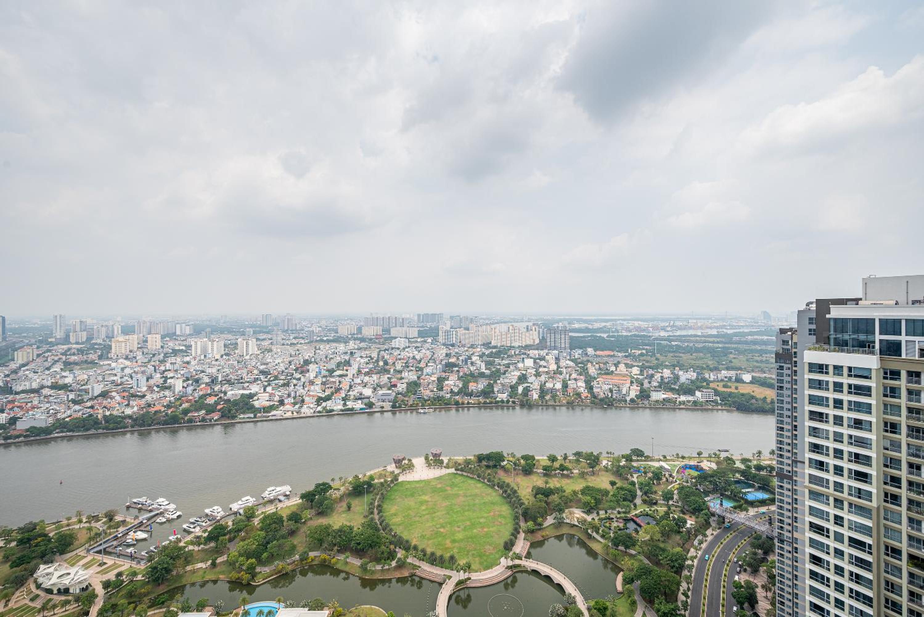 LANDMARK 81 Condotel Garden Bay